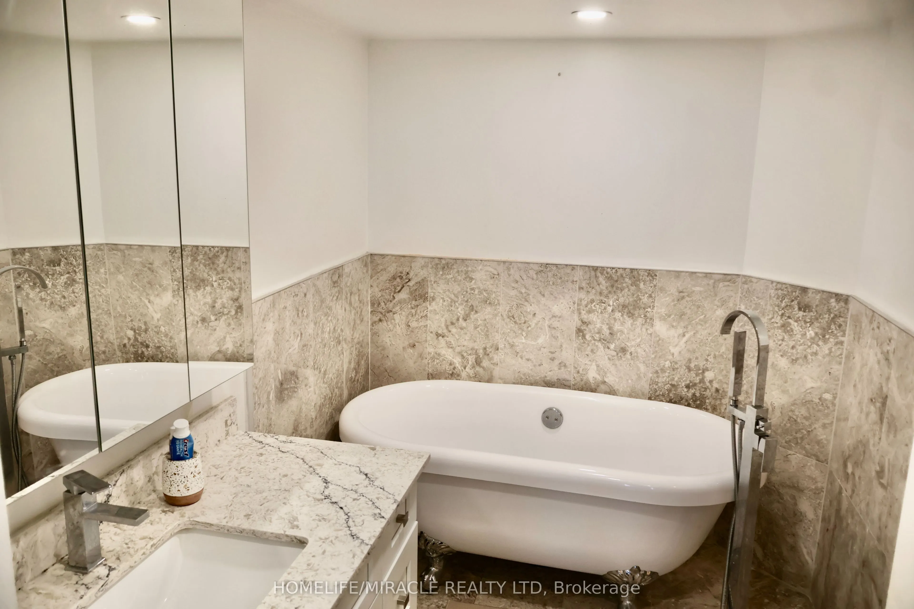 3233 Eglinton Avenue E #802