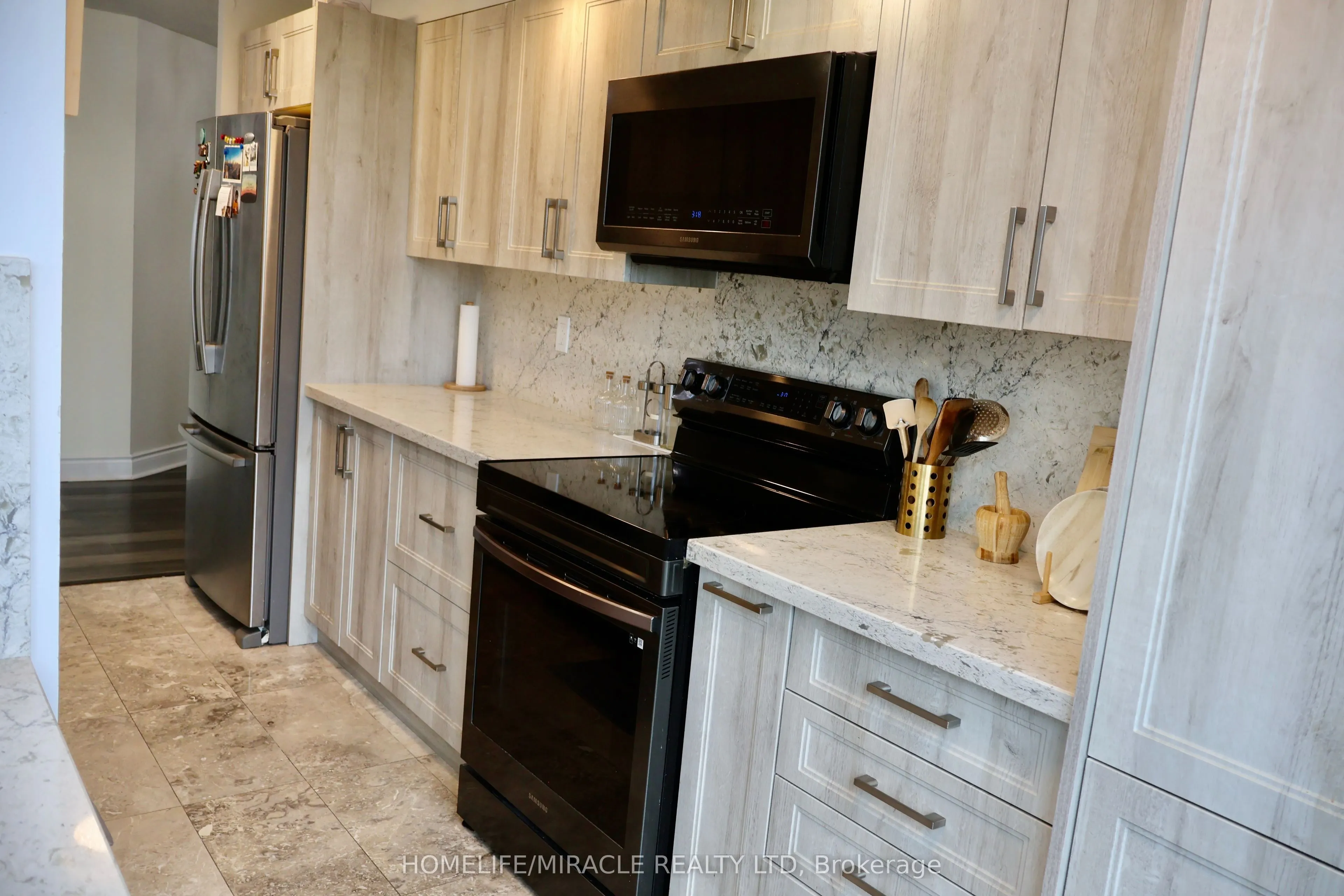 3233 Eglinton Avenue E #802
