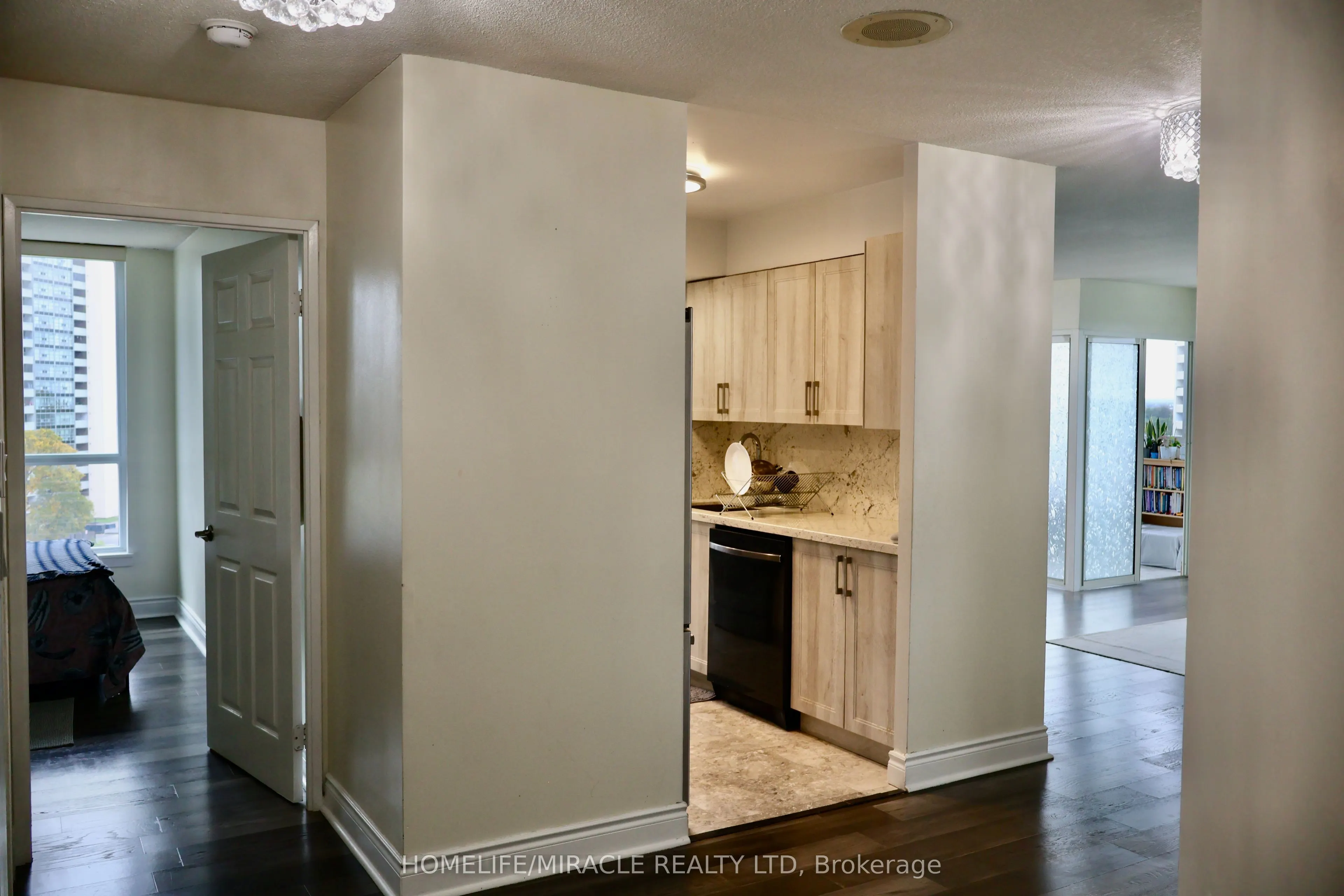 3233 Eglinton Avenue E #802
