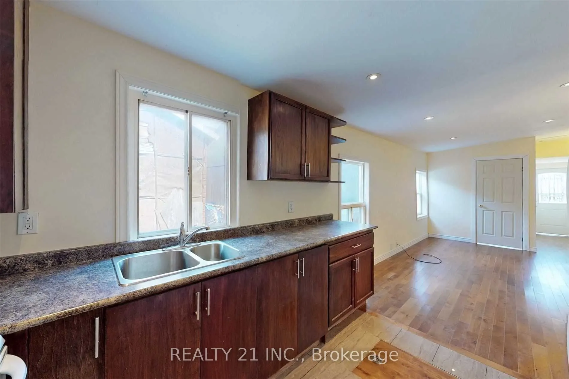 270 Linsmore Crescent