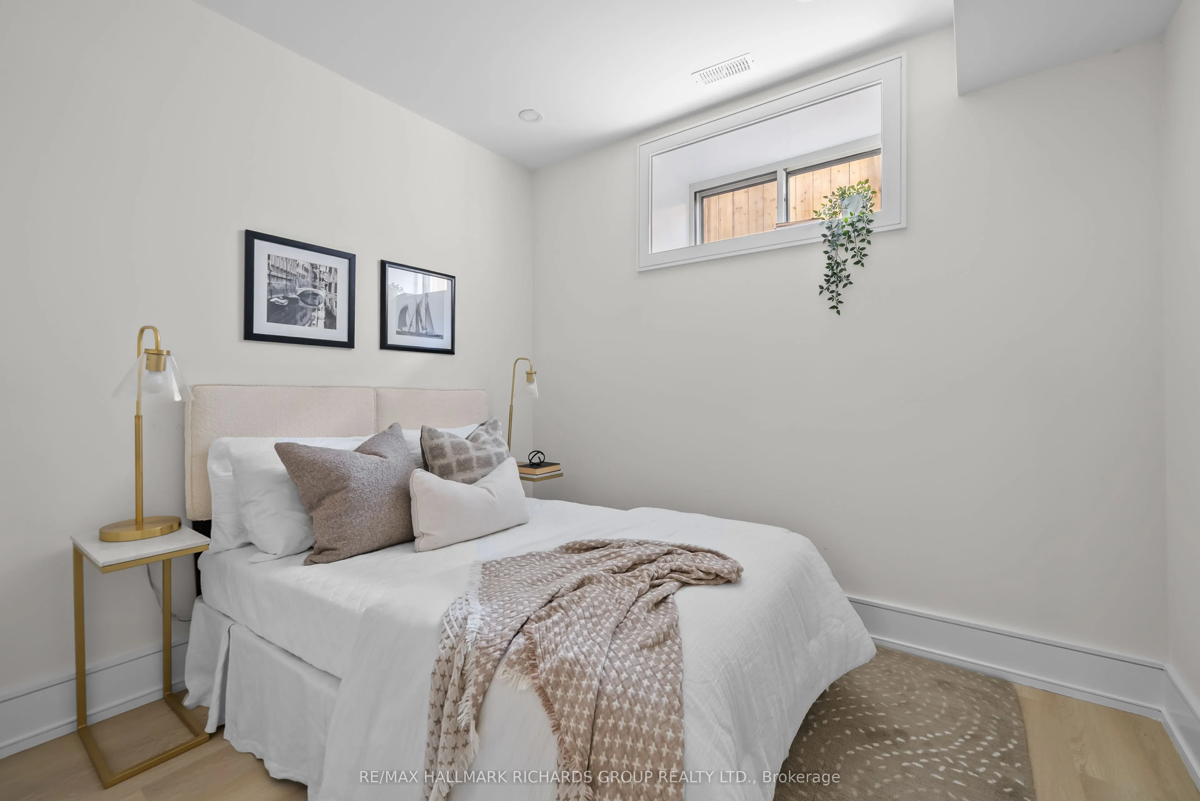 44 Sunnypoint Crescent