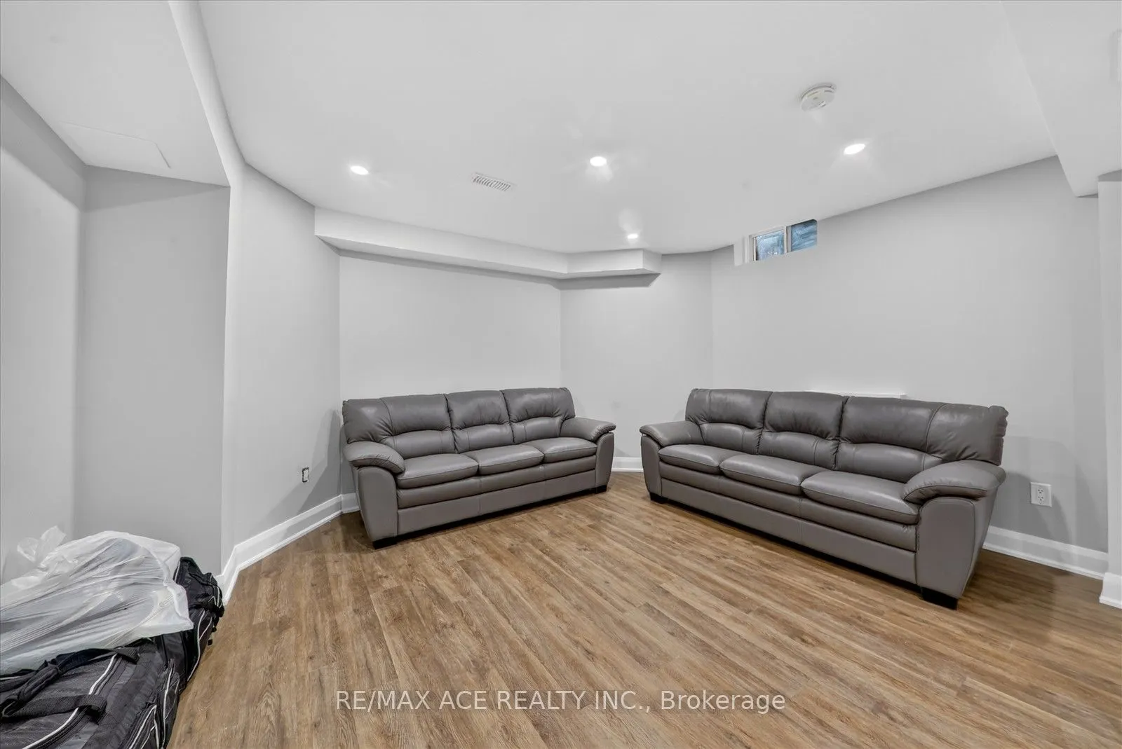 1446 Sandhurst Crescent