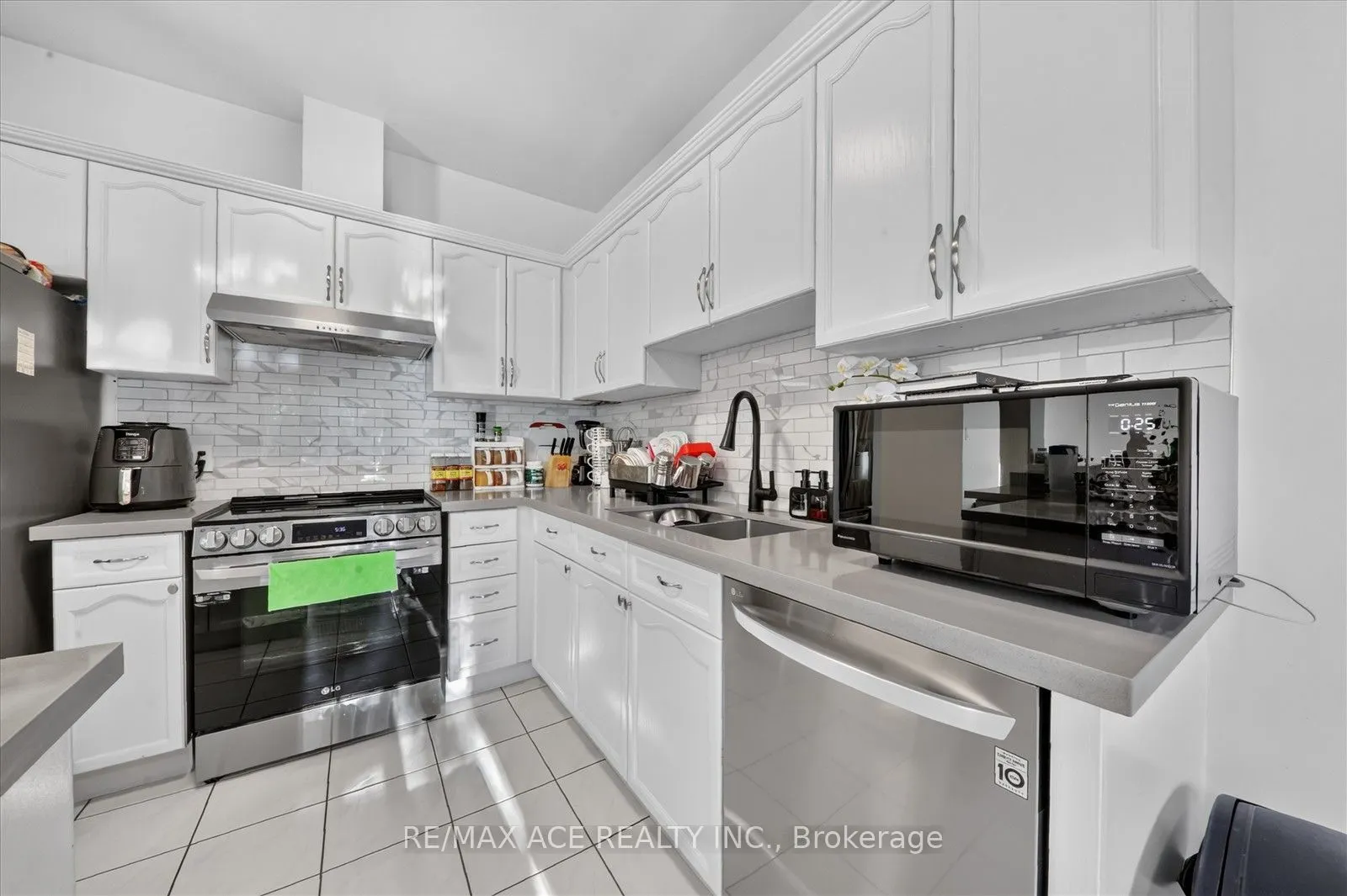 1446 Sandhurst Crescent