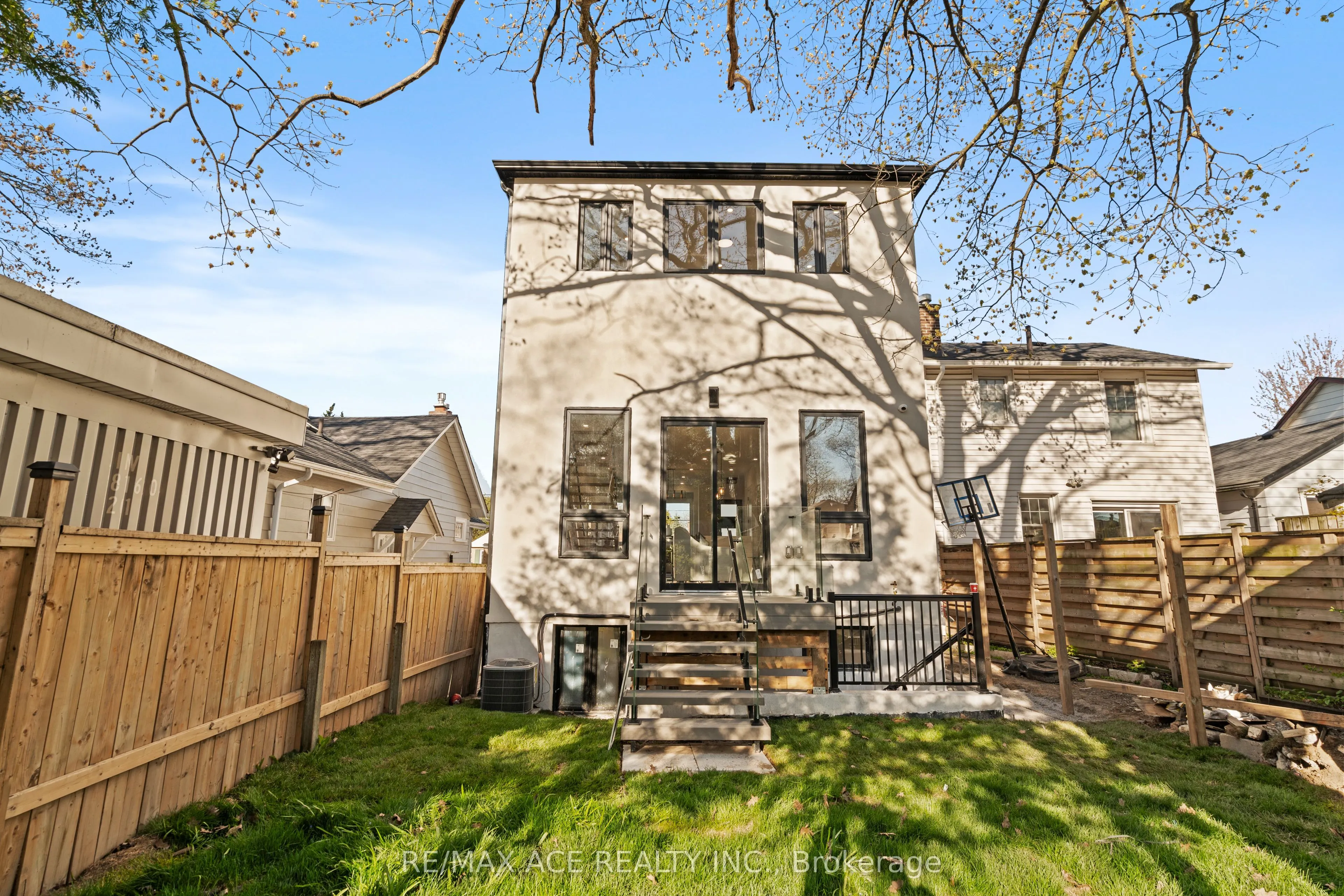 122 Warden Avenue