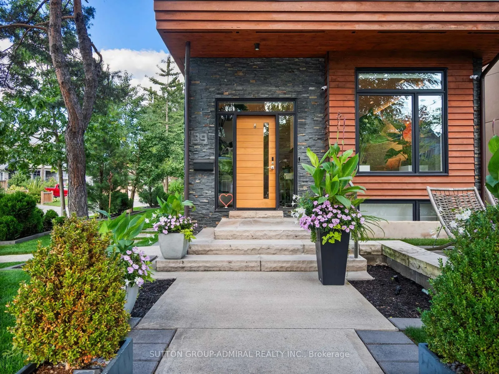 39 Red Deer Avenue
