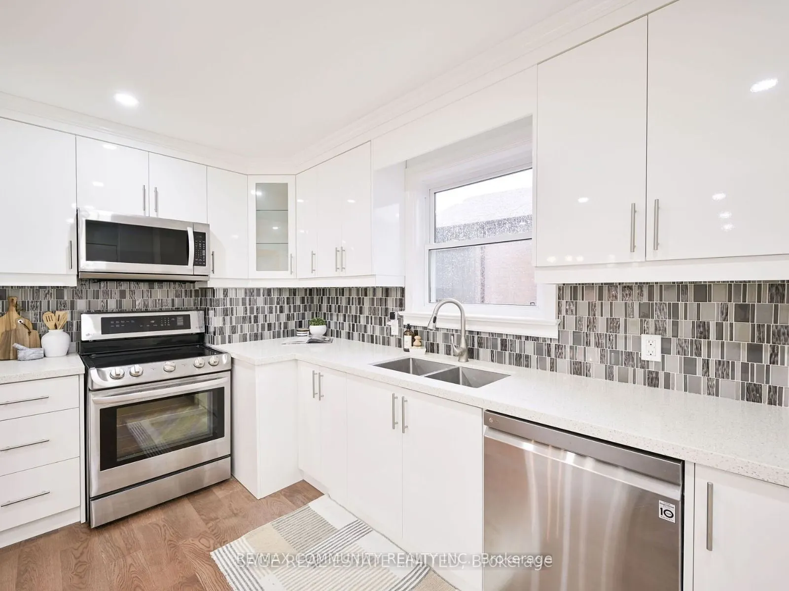 15 Saunders Road