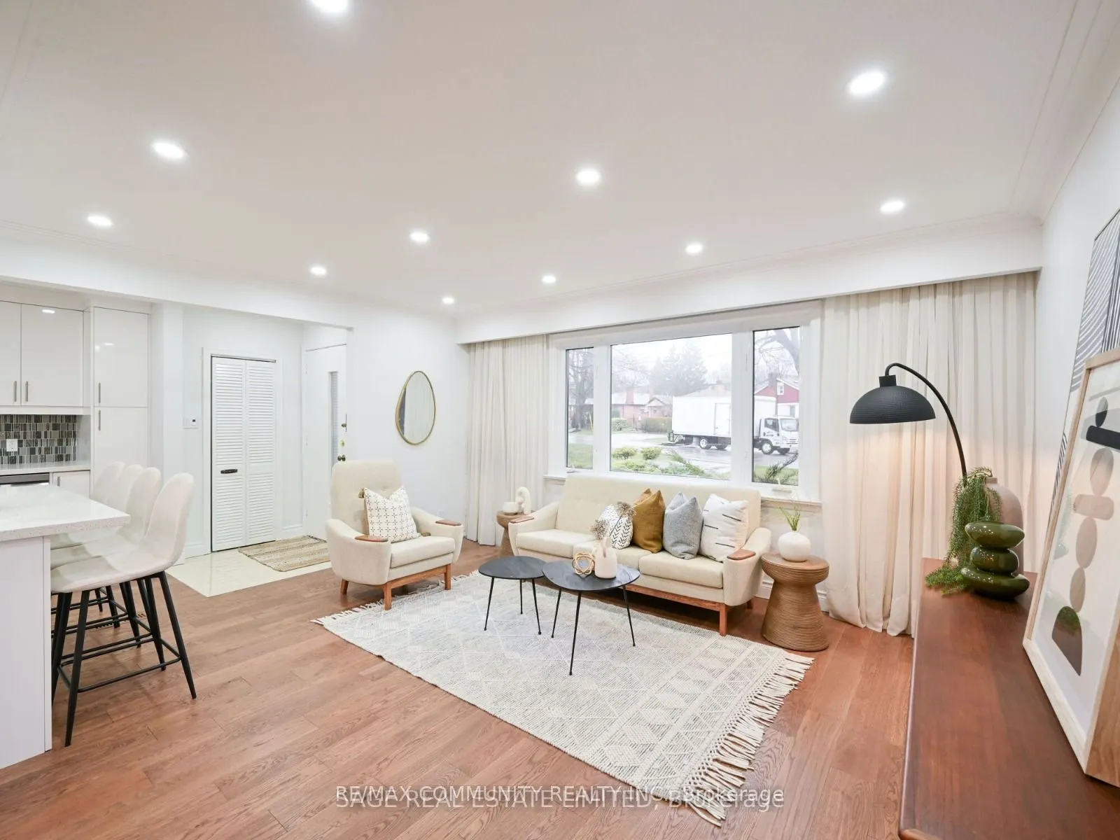 15 Saunders Road