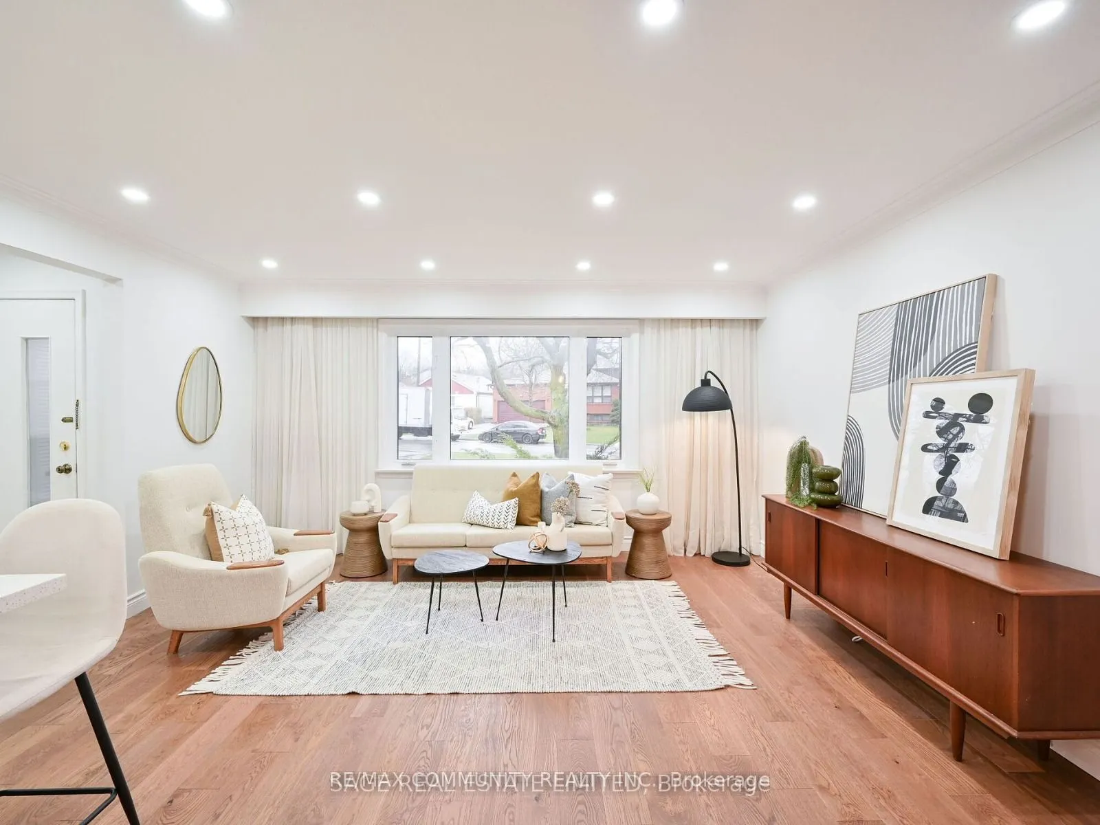 15 Saunders Road