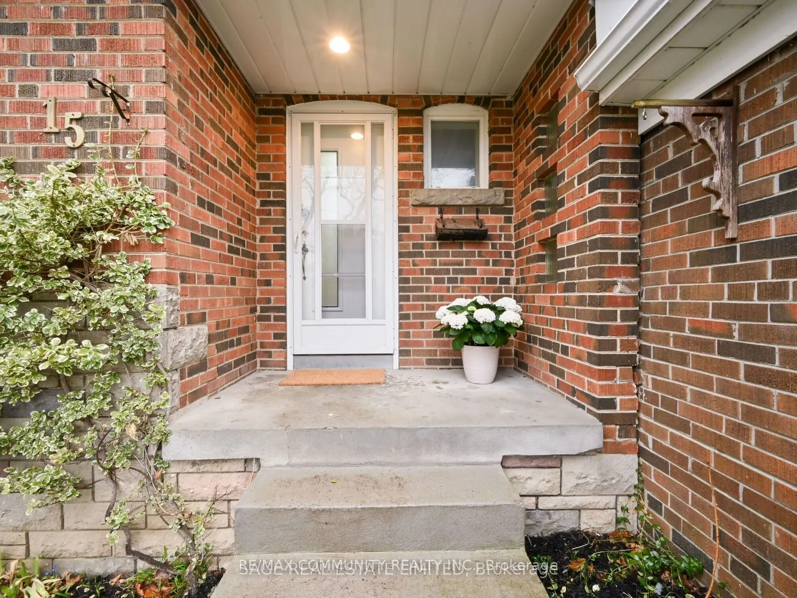 15 Saunders Road