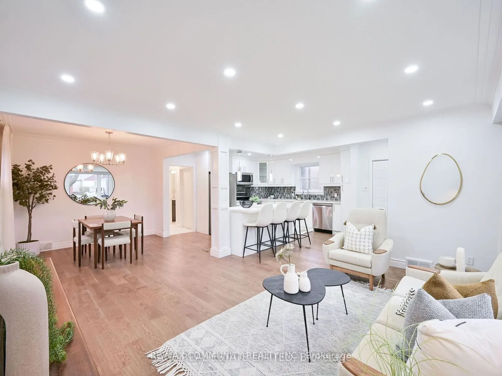 15 Saunders Road