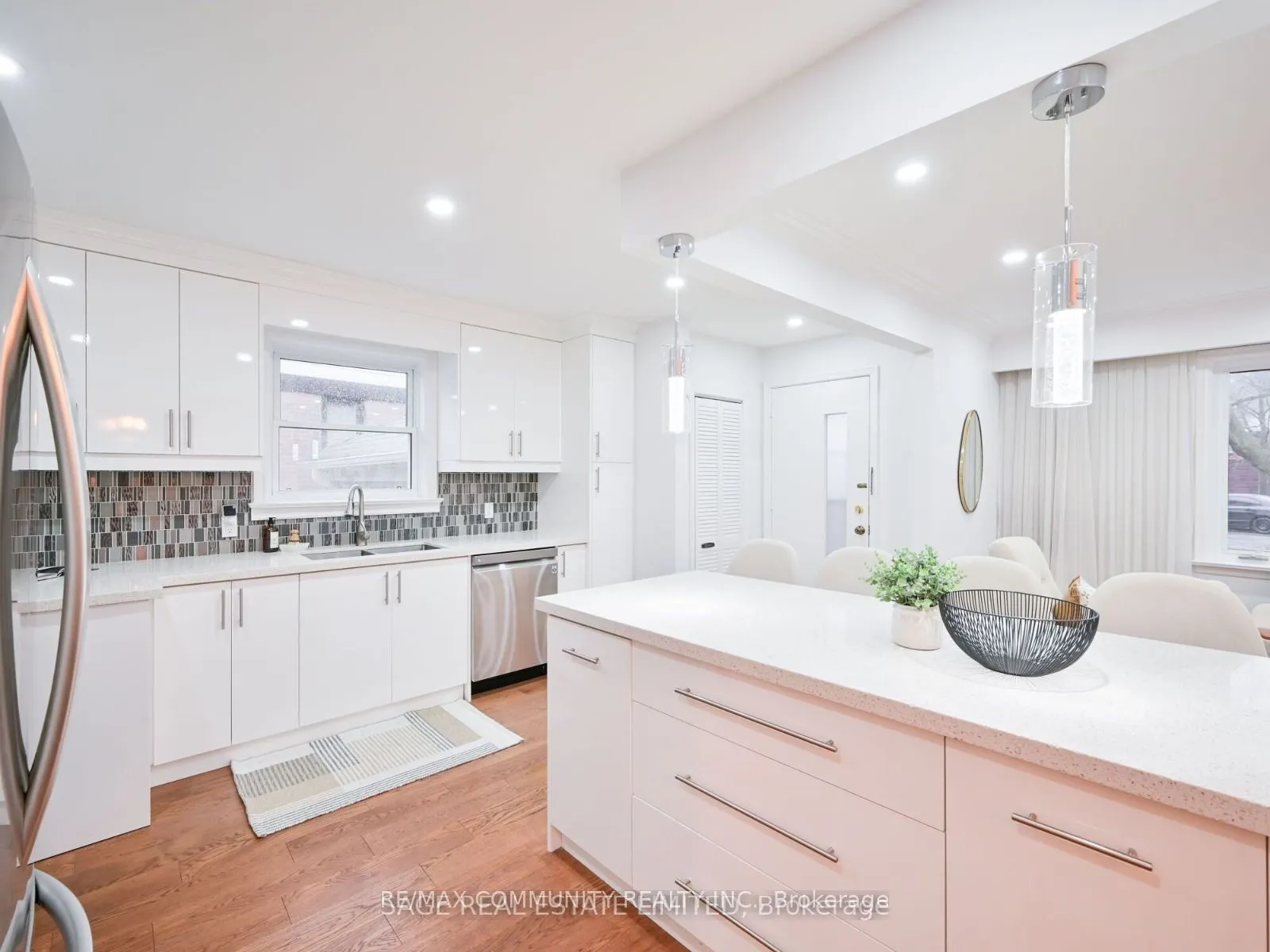 15 Saunders Road
