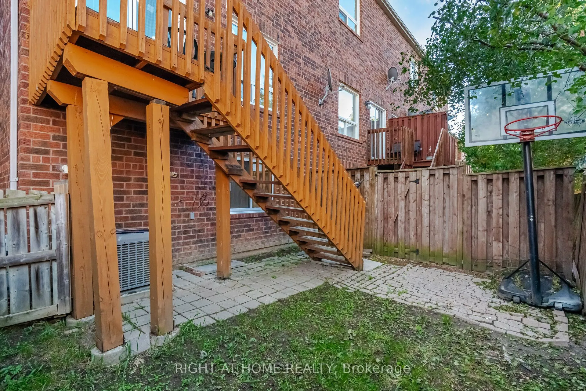 1995 Pinegrove Avenue #13