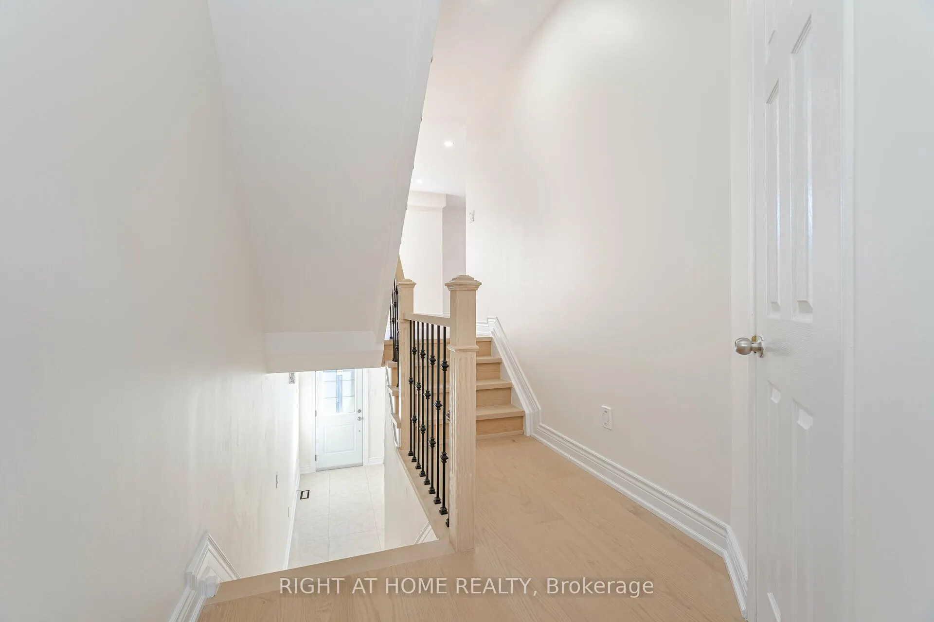 1995 Pinegrove Avenue #13