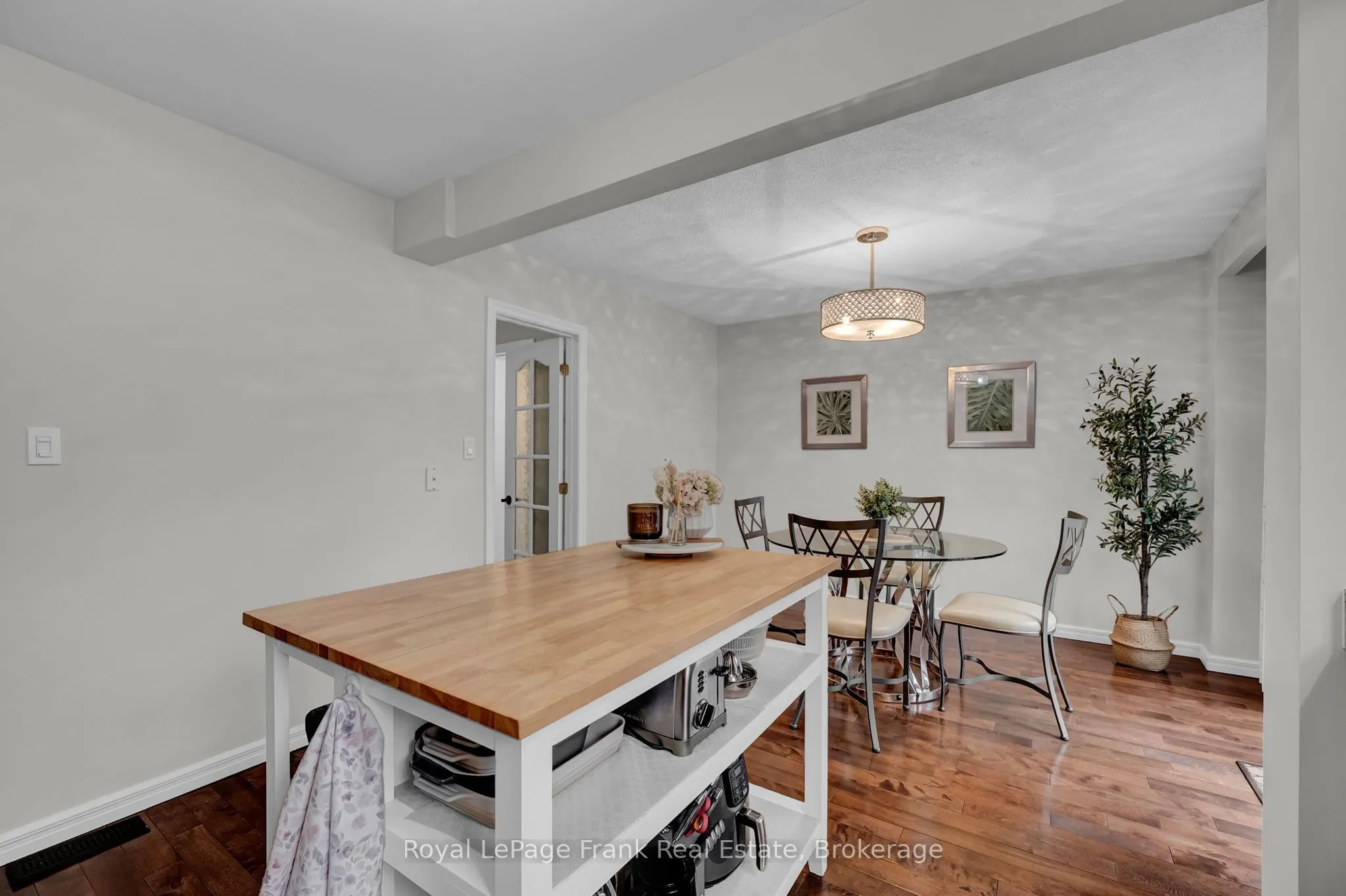 117 Lawrence Crescent