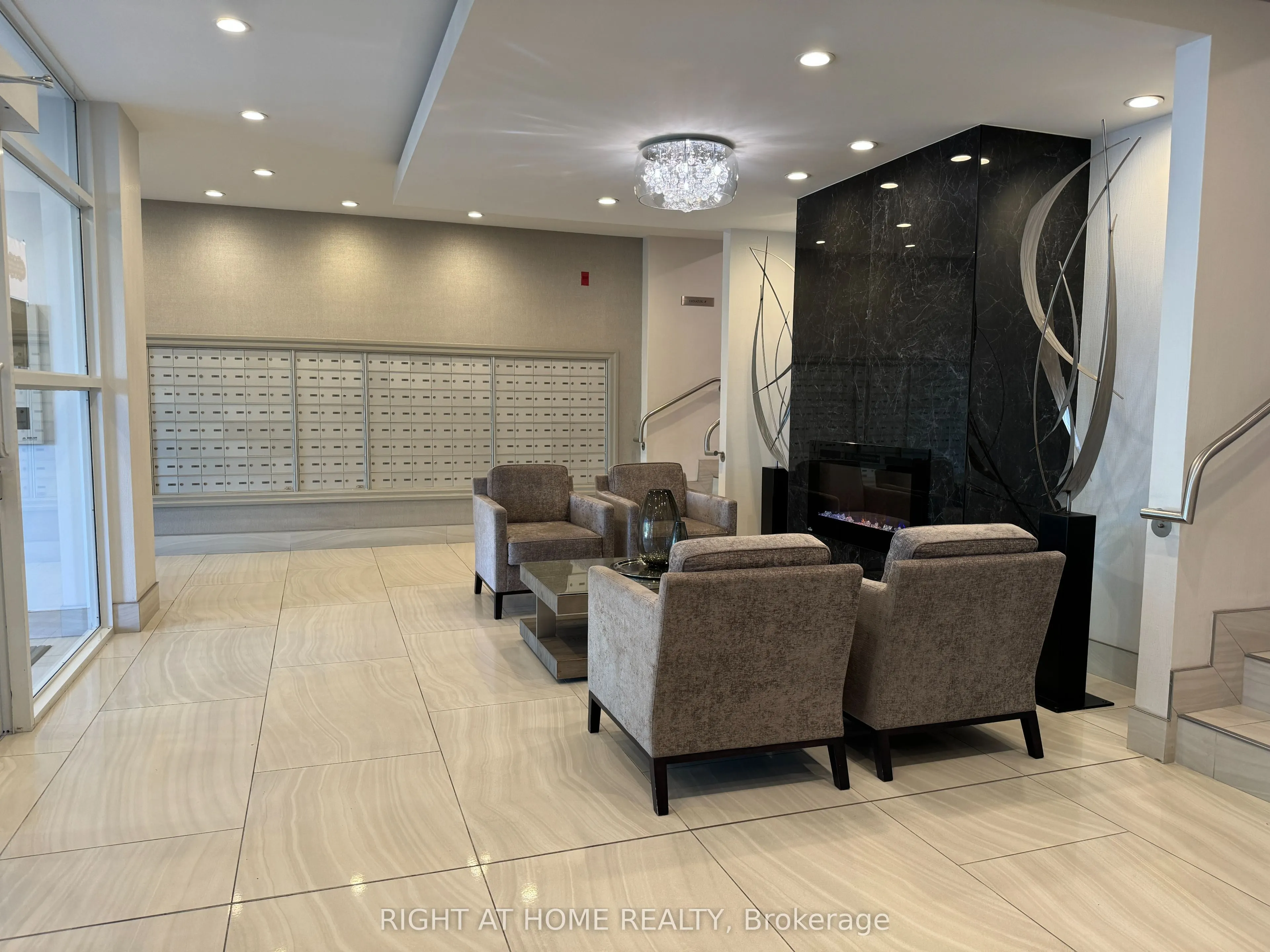 340 Watson Street W #906