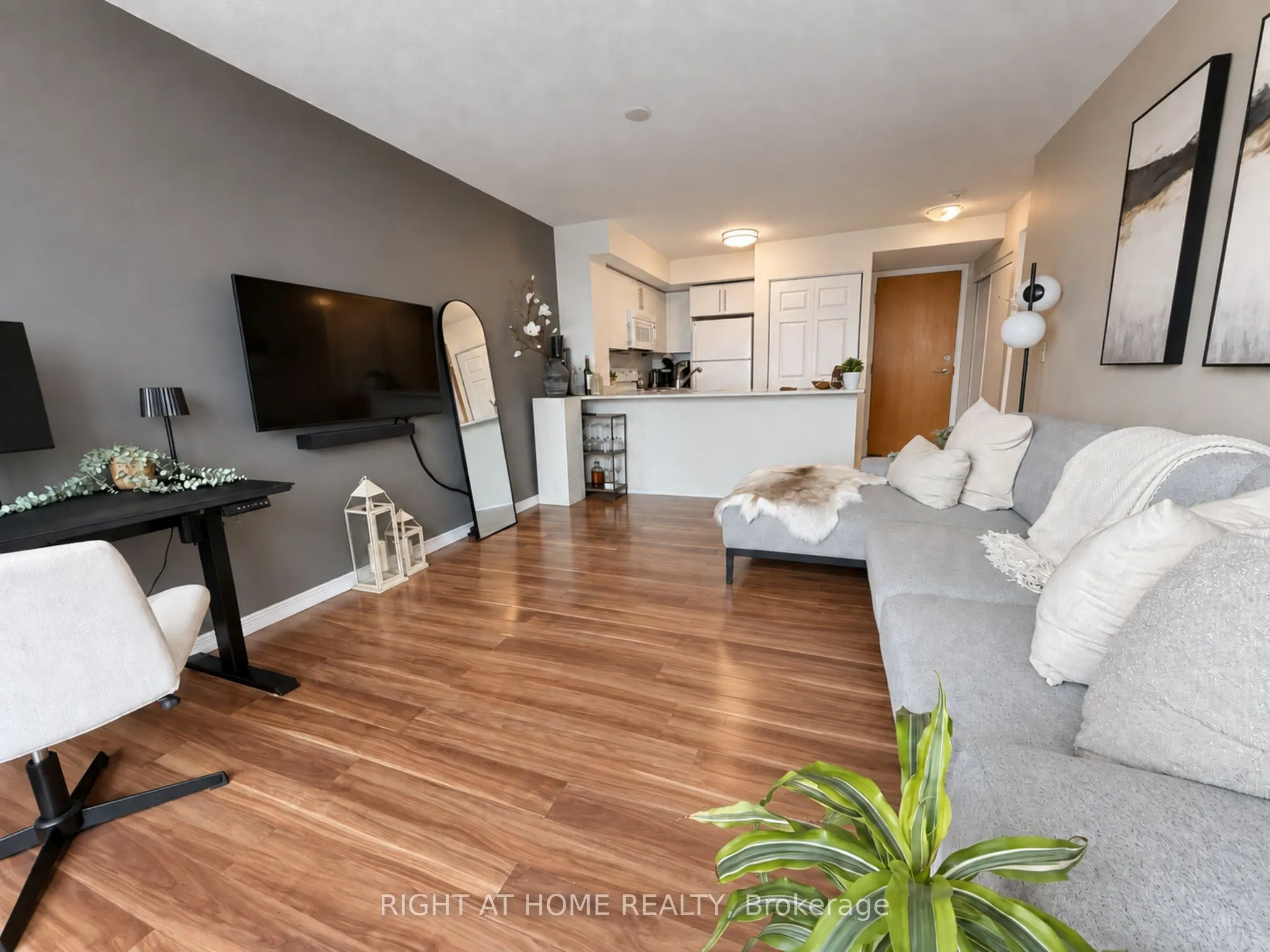 340 Watson Street W #906