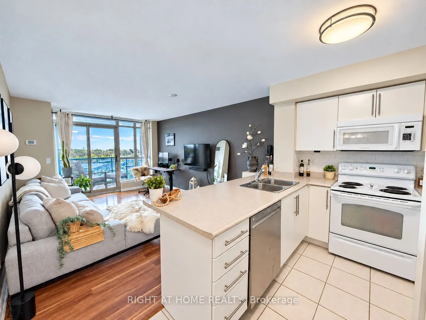 340 Watson Street W #906