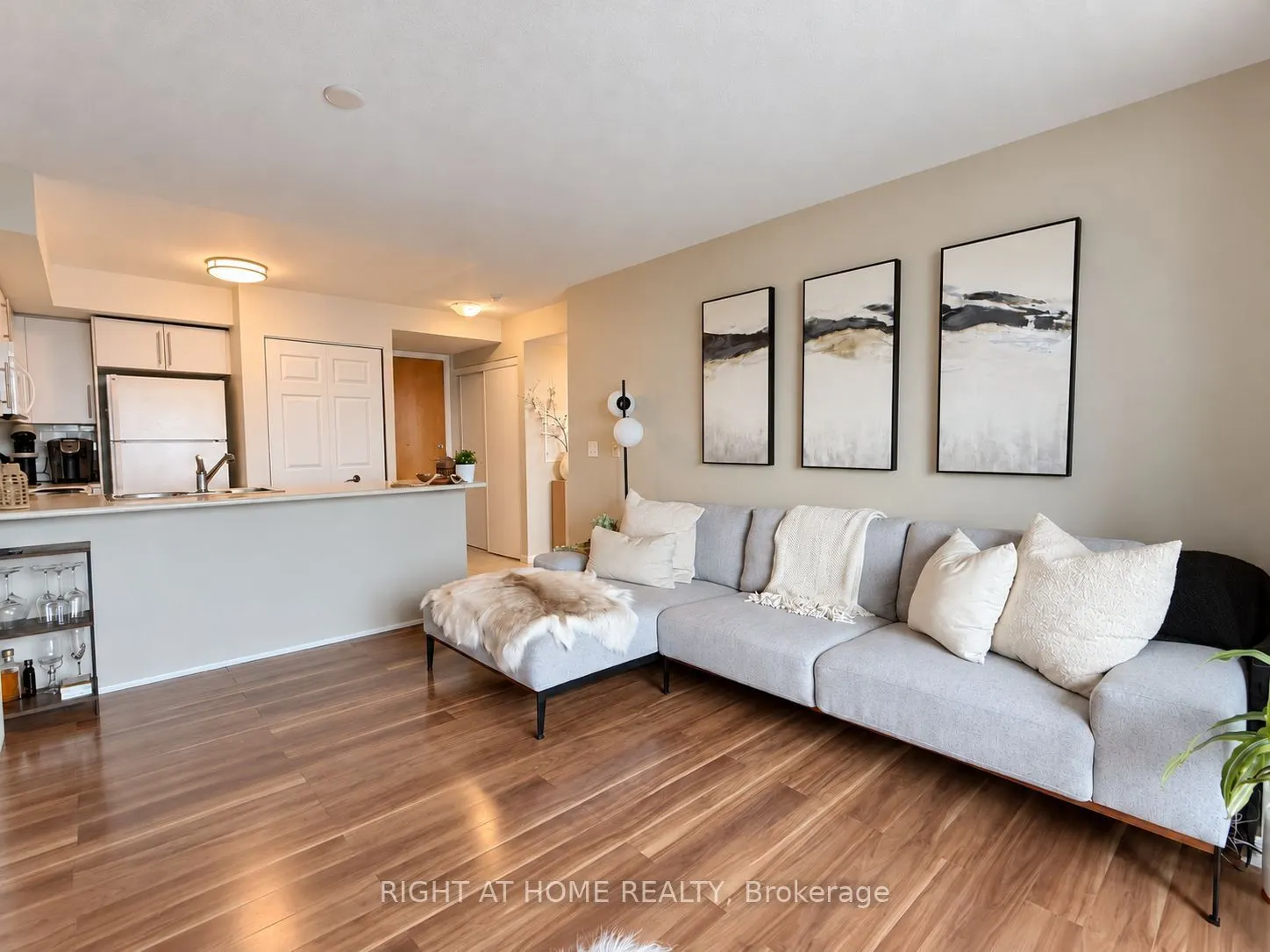 340 Watson Street W #906