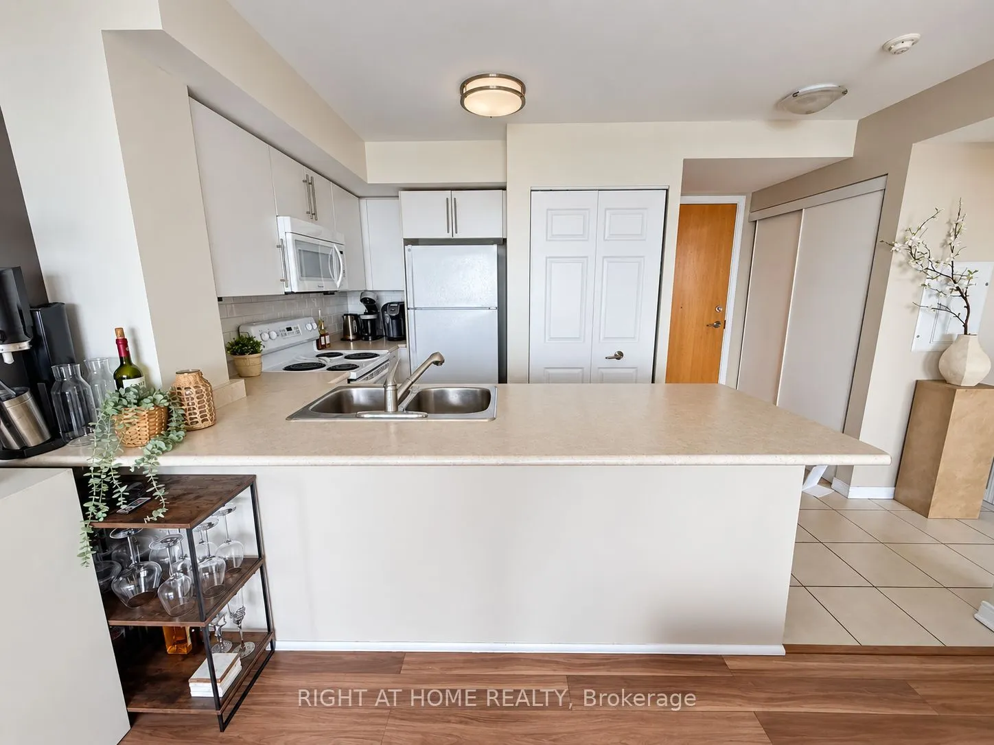 340 Watson Street W #906