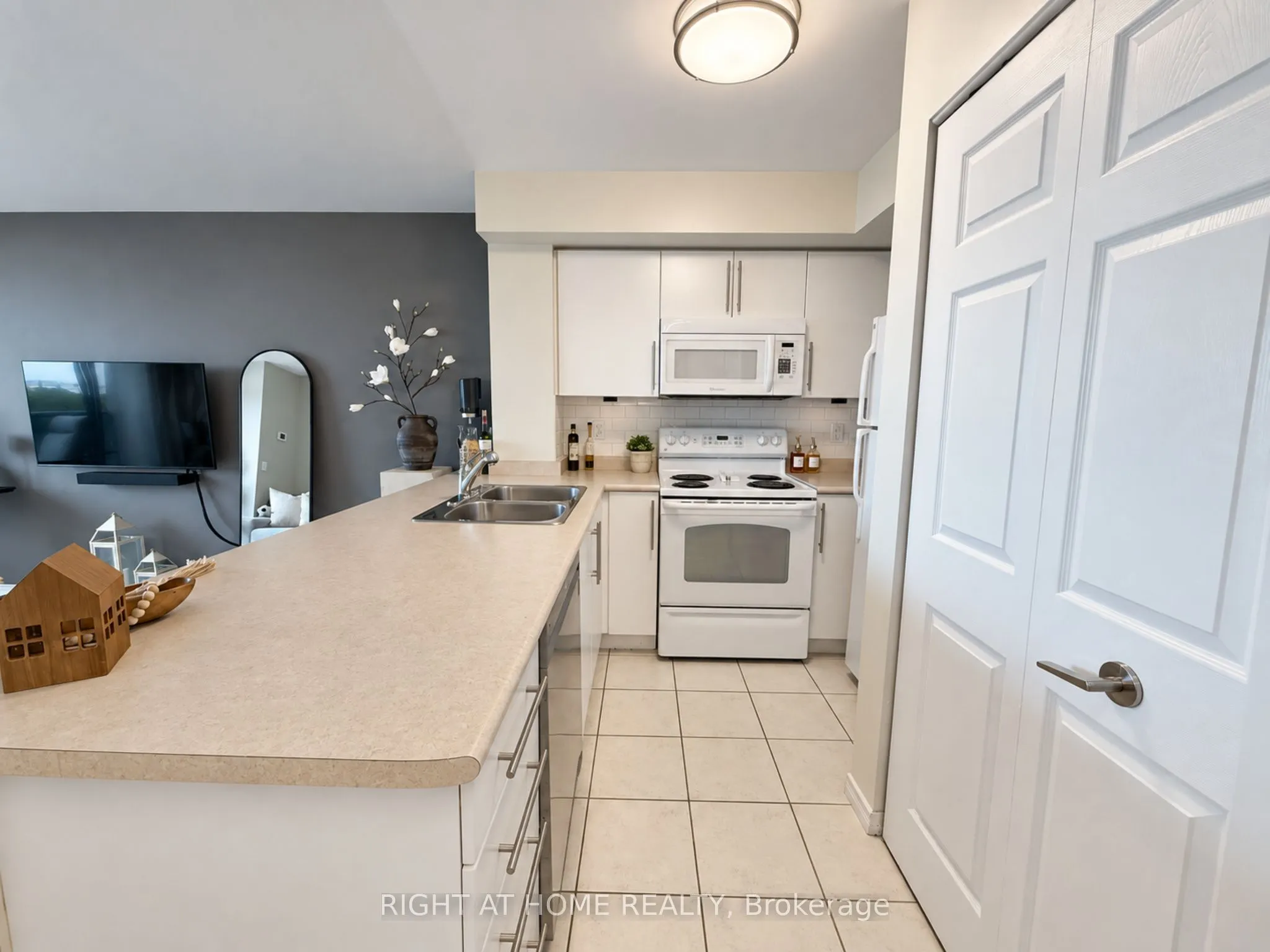 340 Watson Street W #906