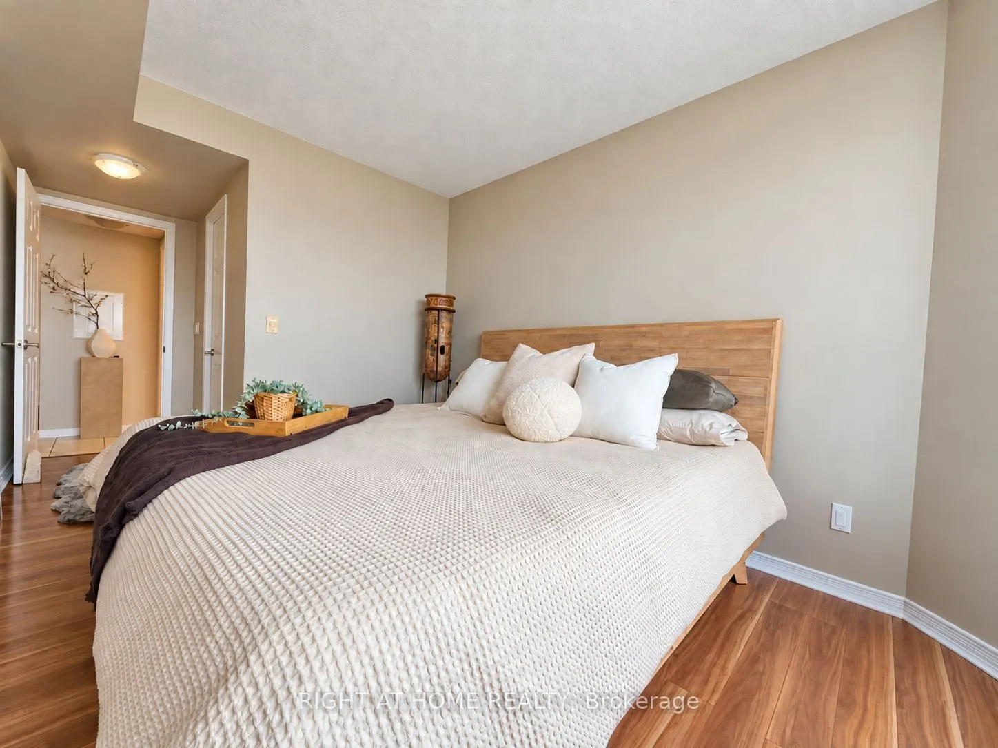 340 Watson Street W #906