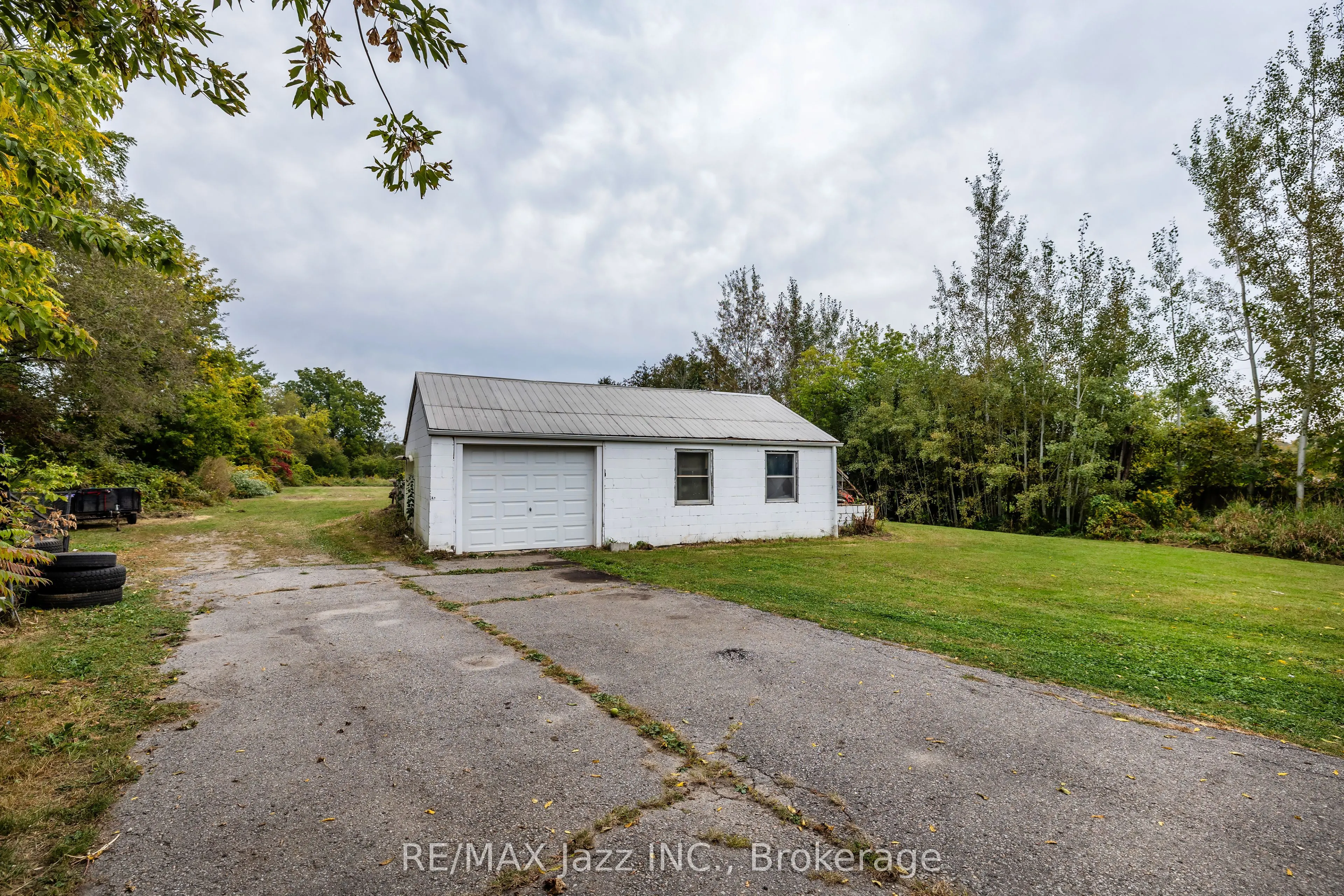1585 Townline Road N