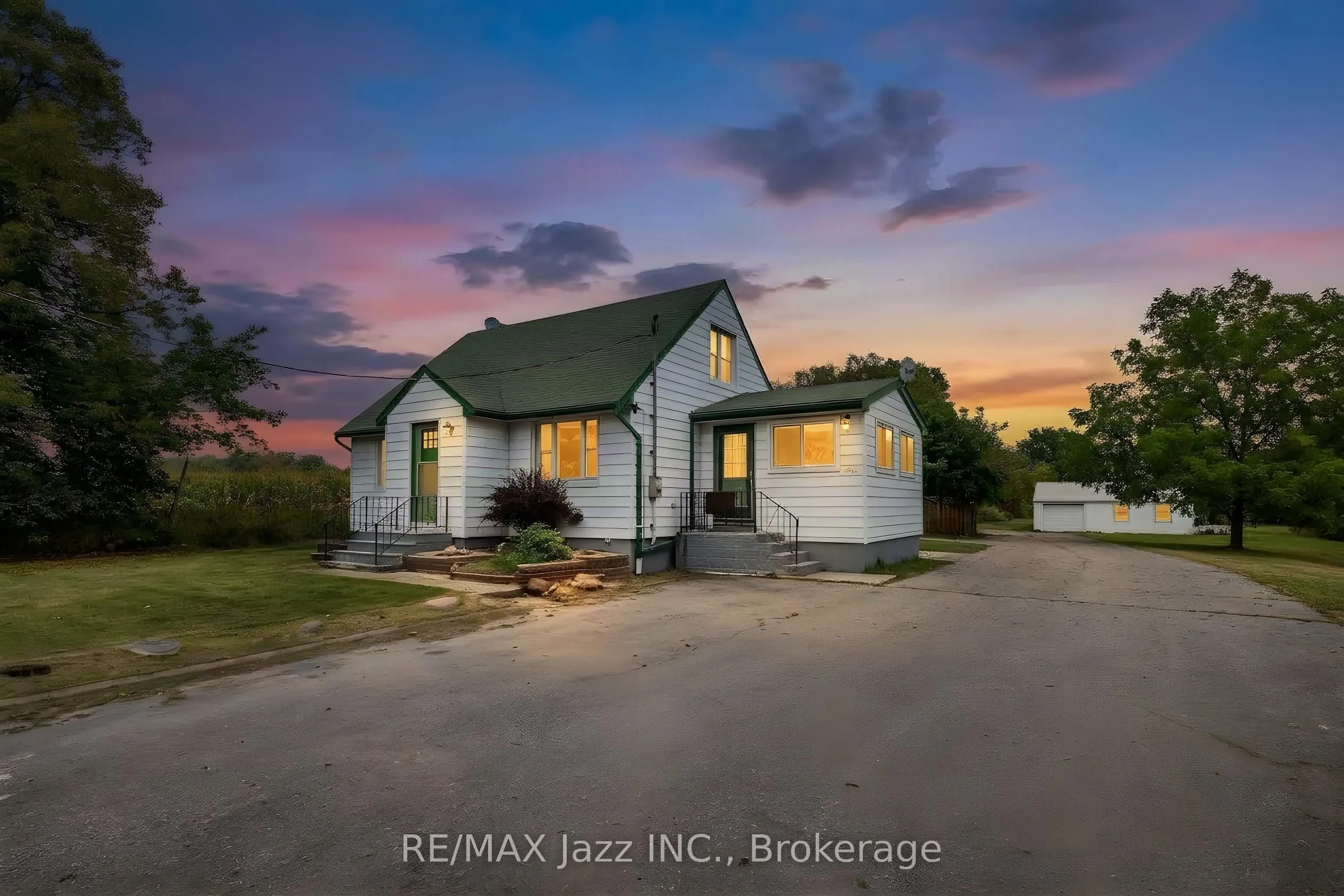 1585 Townline Road N