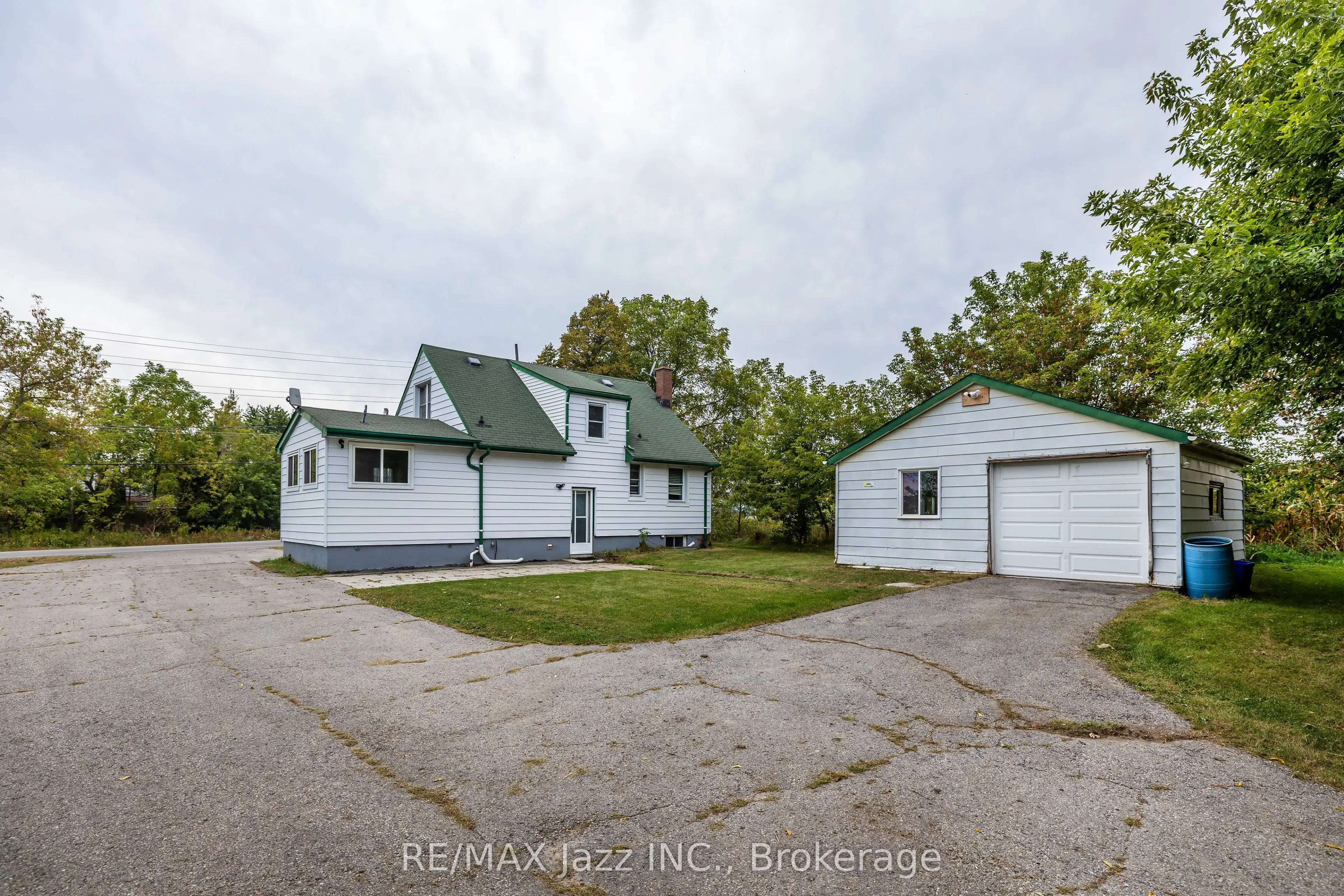 1585 Townline Road N