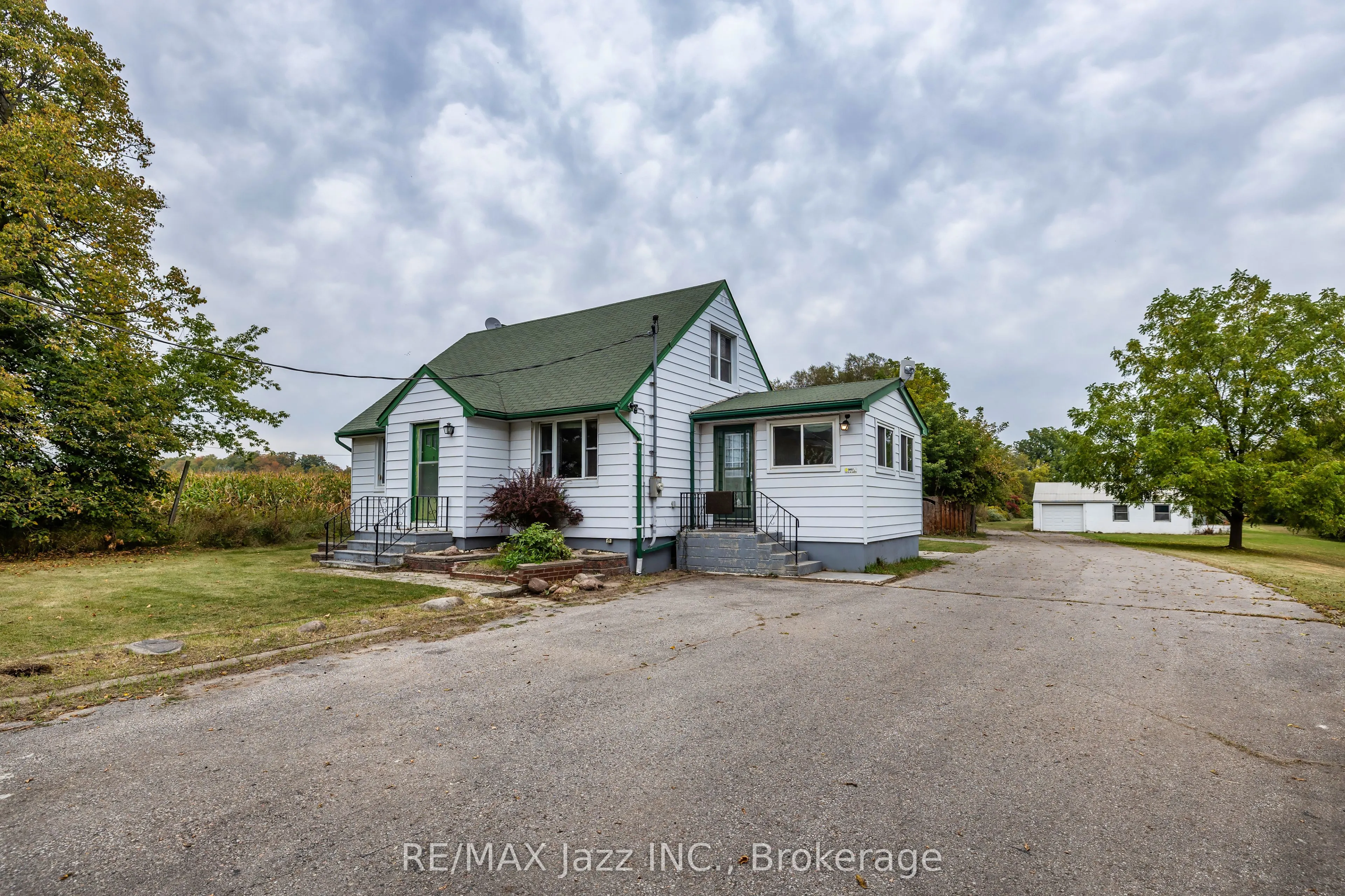 1585 Townline Road N