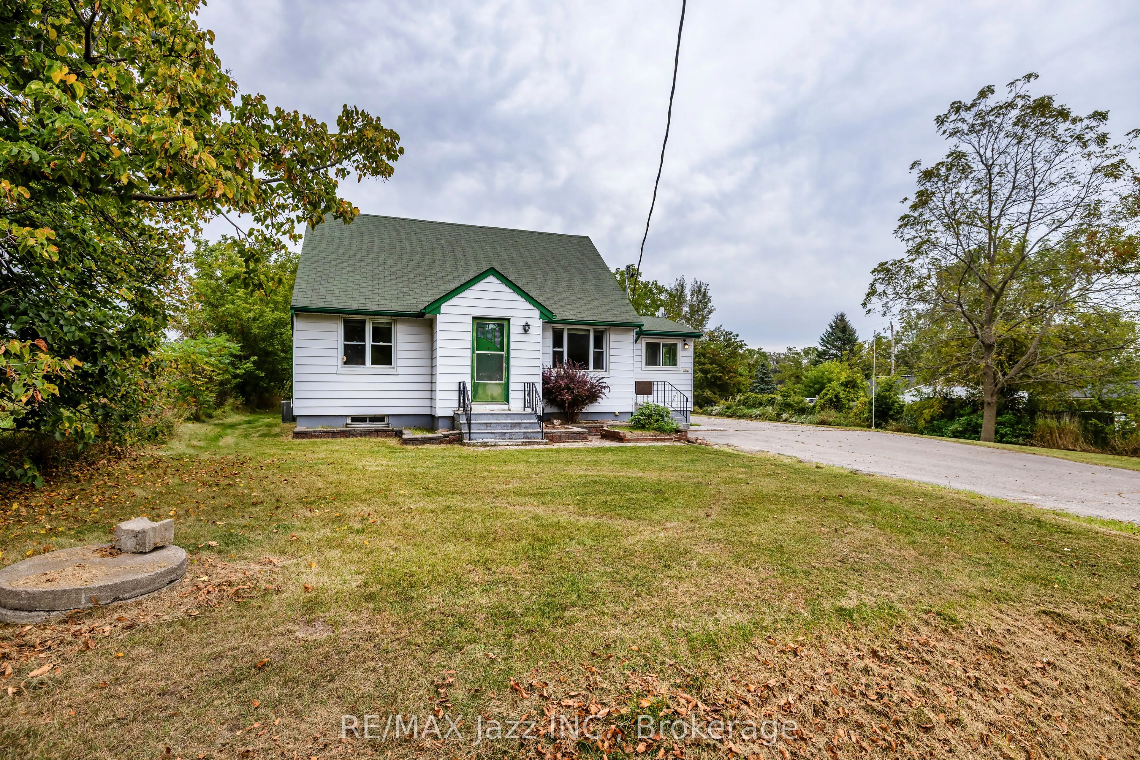 1585 Townline Road N