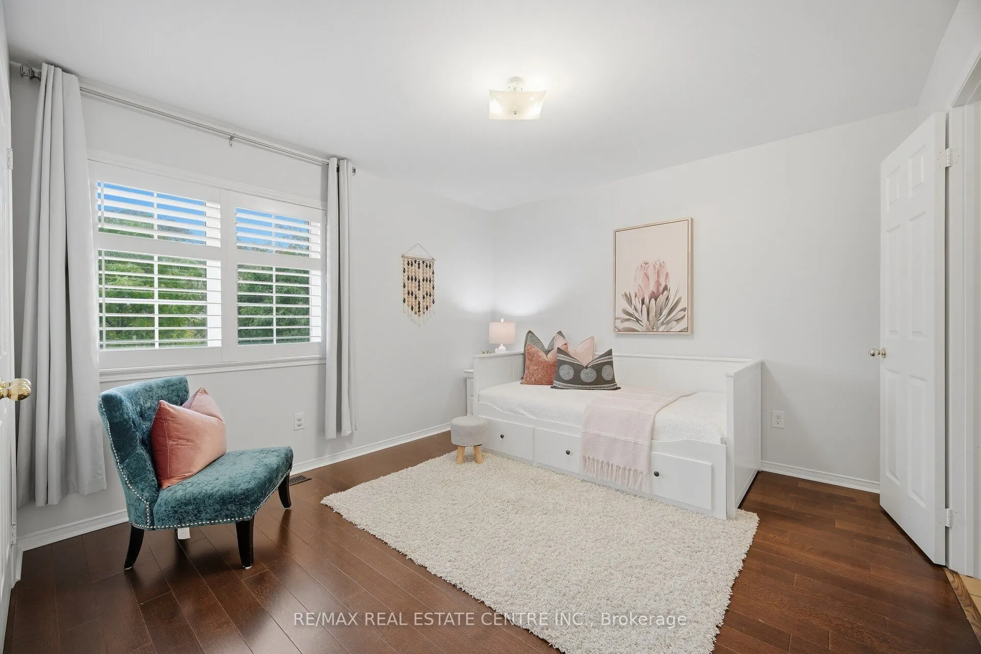 33 Mosely Crescent