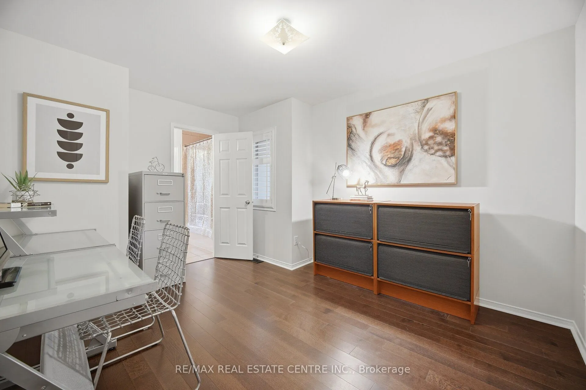 33 Mosely Crescent