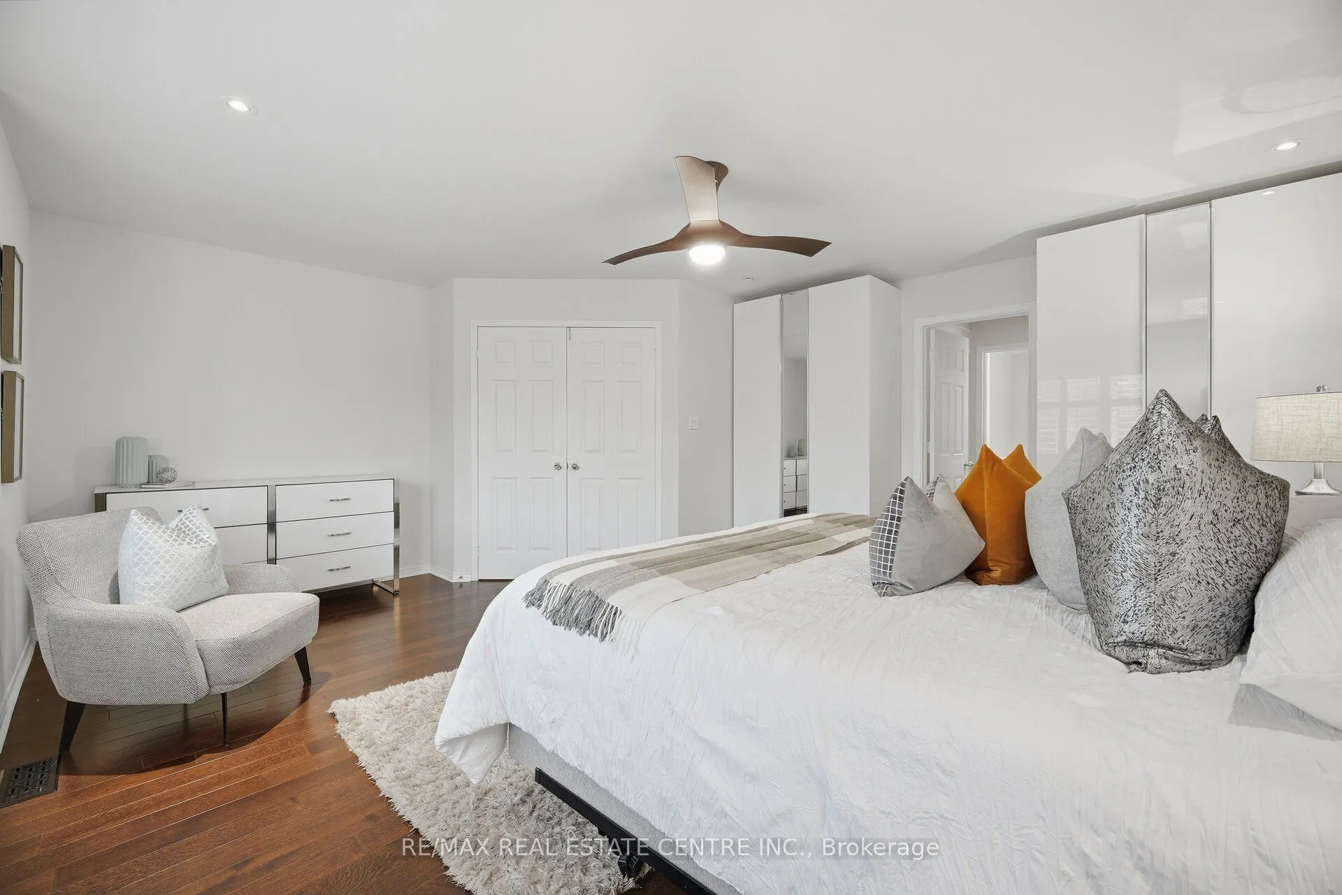 33 Mosely Crescent