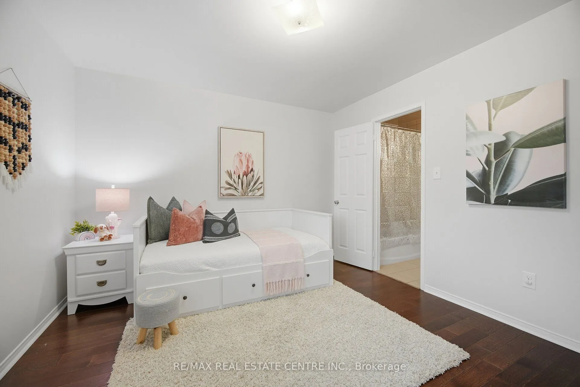 33 Mosely Crescent