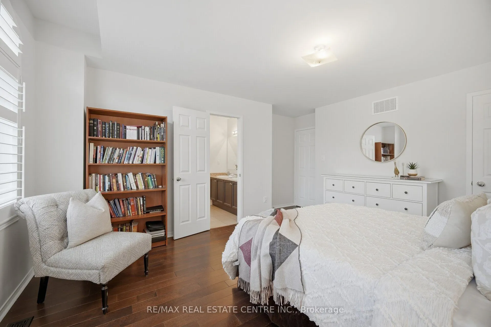 33 Mosely Crescent
