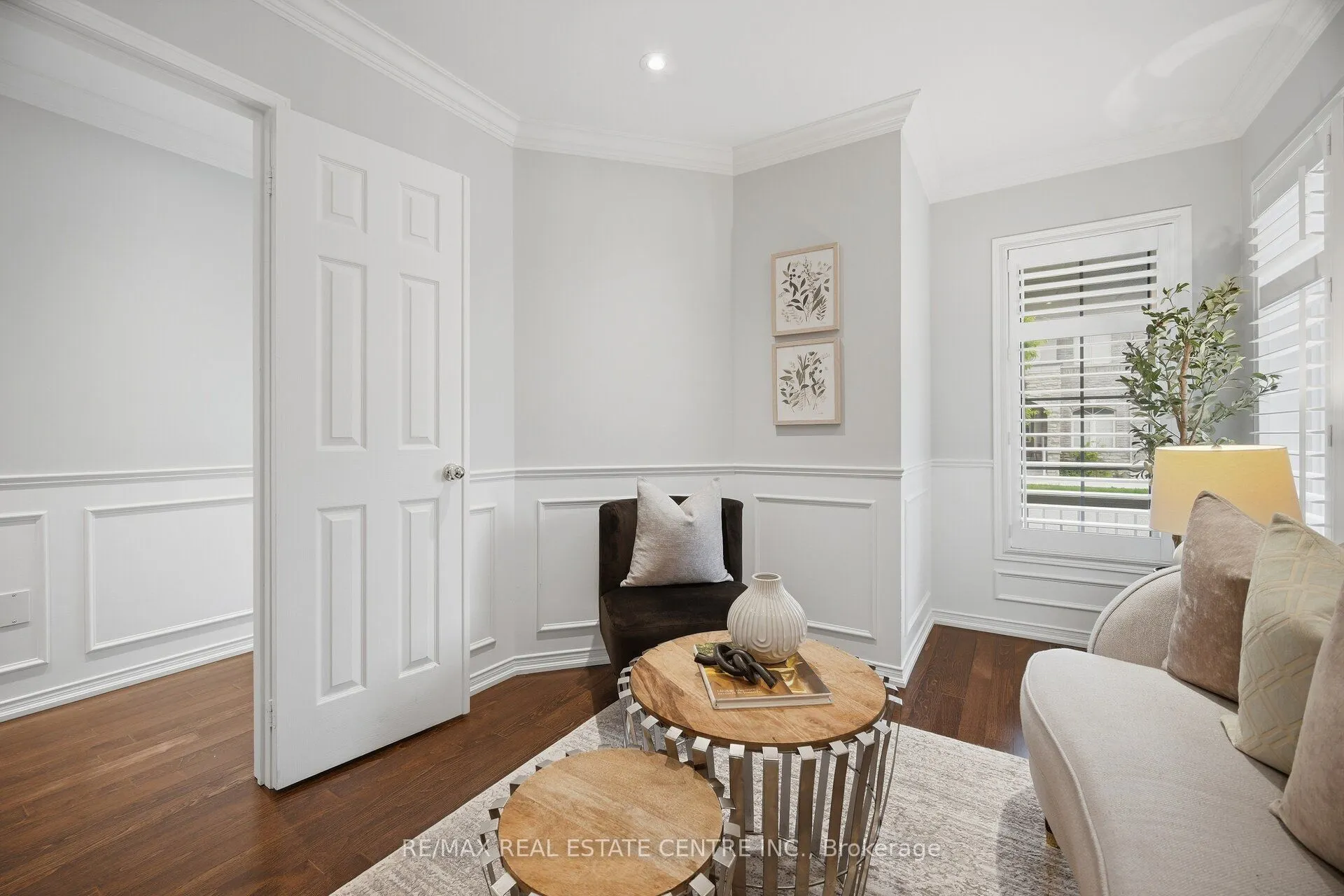 33 Mosely Crescent