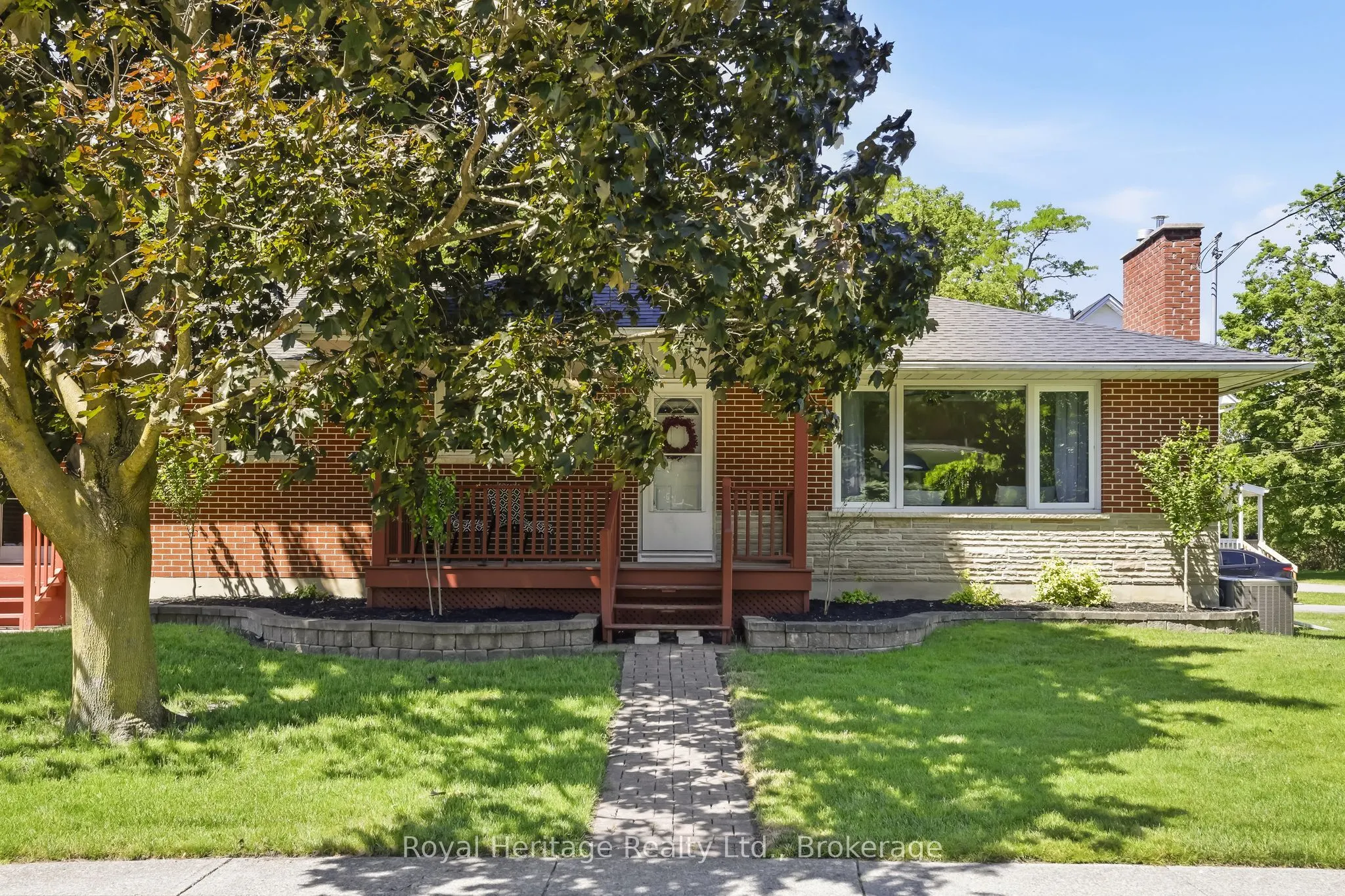 12 Simcoe Street