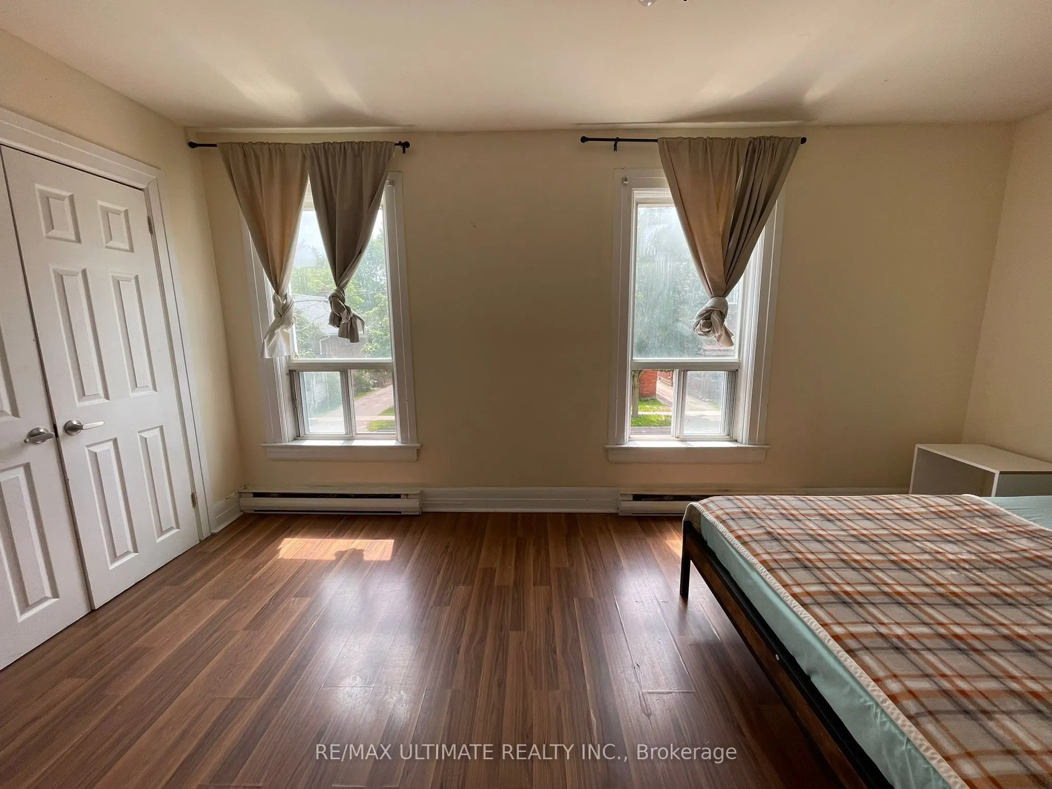 128 Elgin Street E