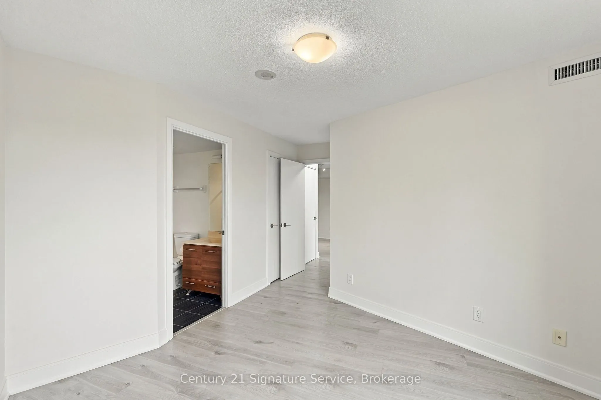 135 Village Green Square #1822