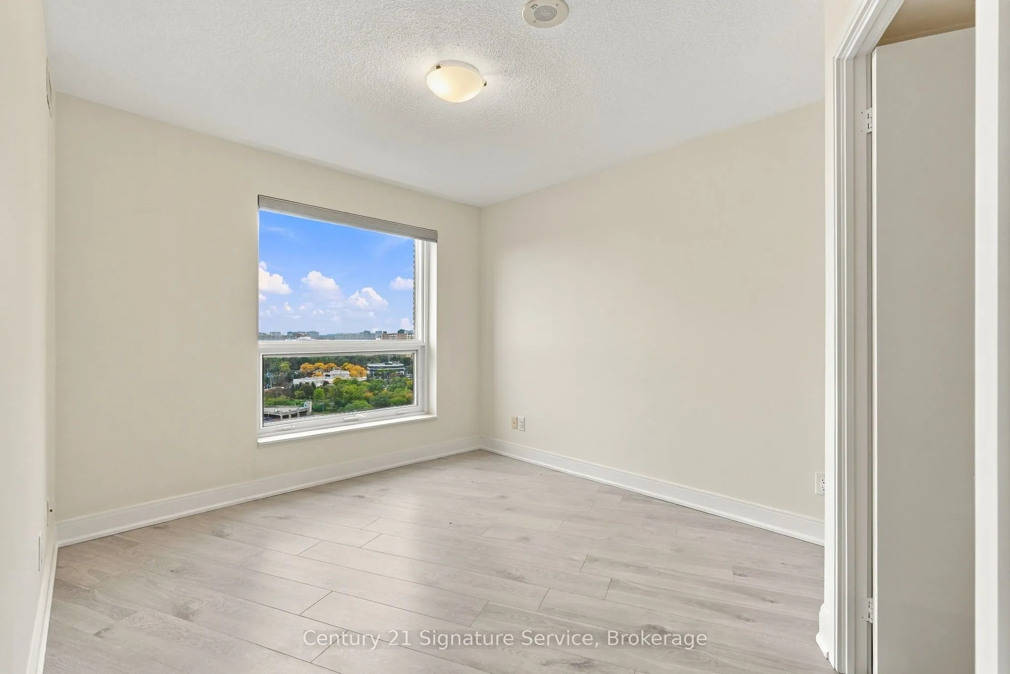 135 Village Green Square #1822