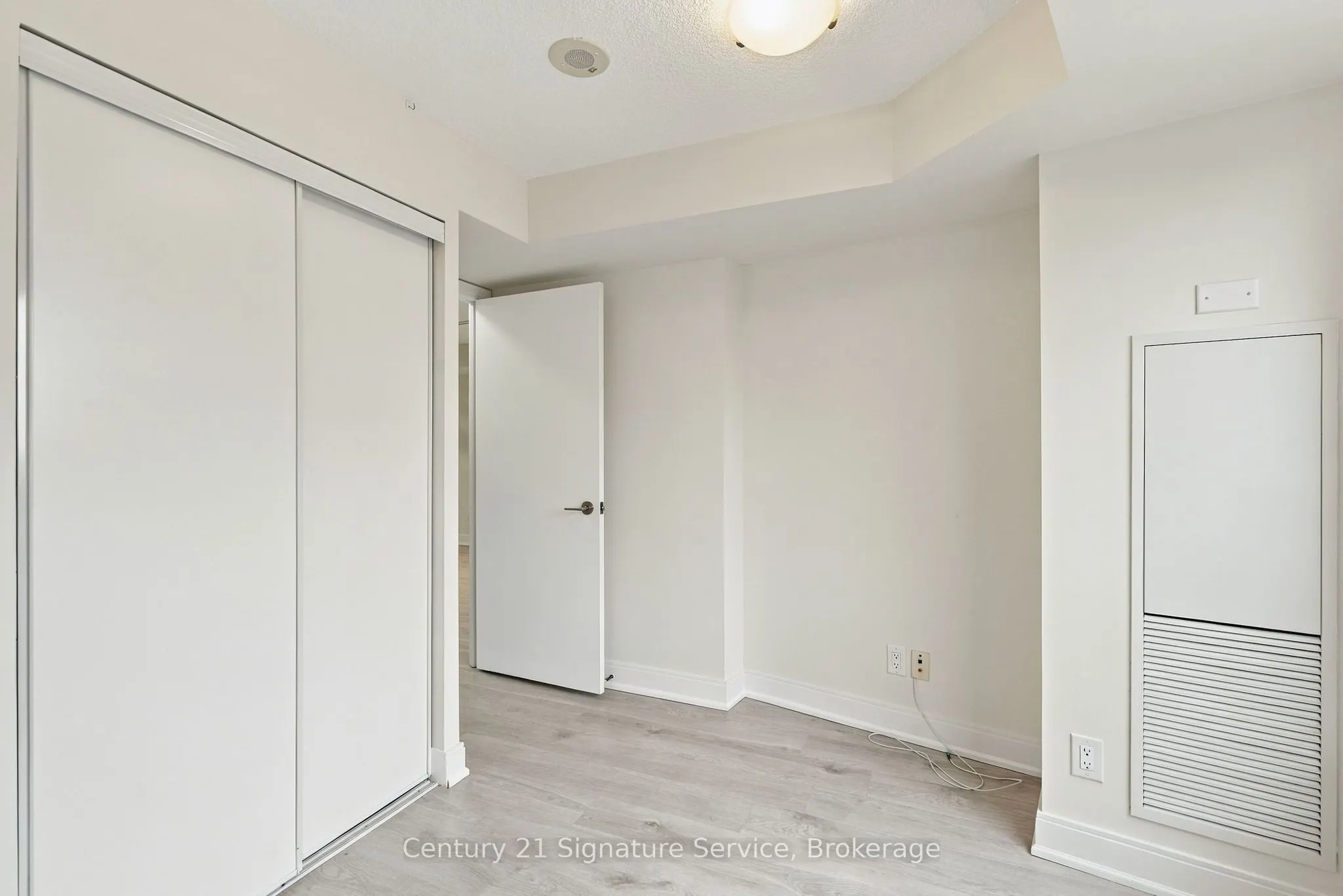 135 Village Green Square #1822