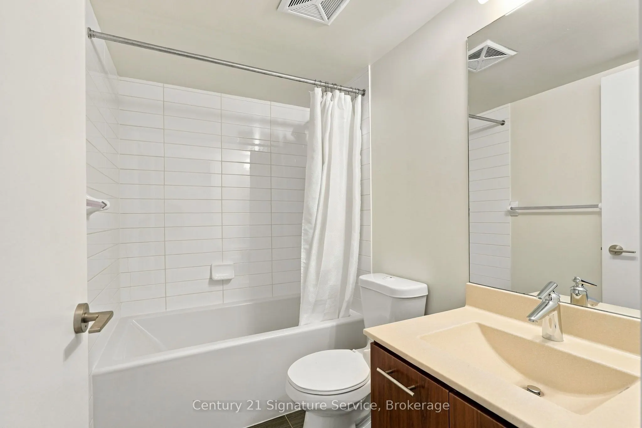 135 Village Green Square #1822
