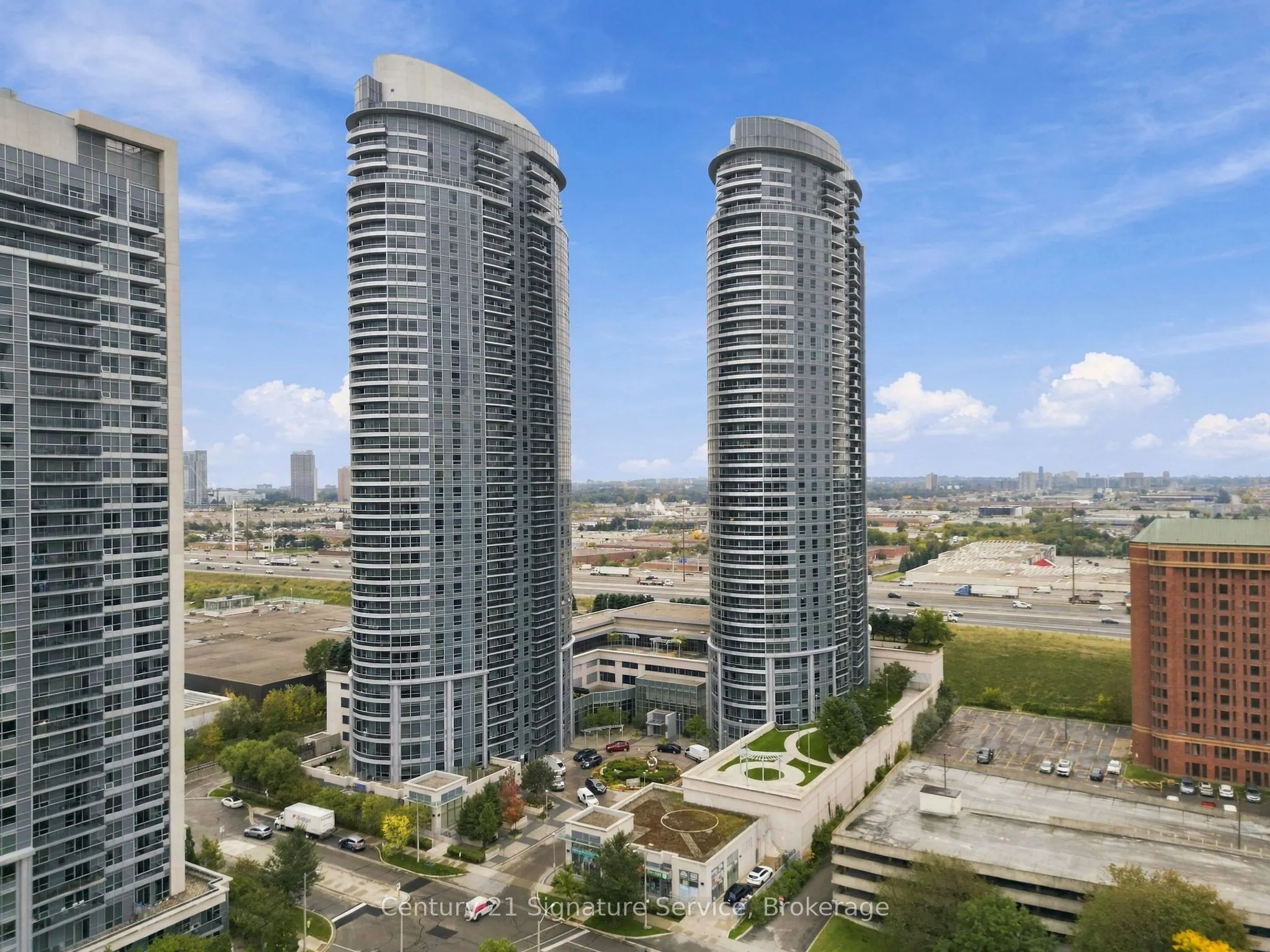 135 Village Green Square #1822