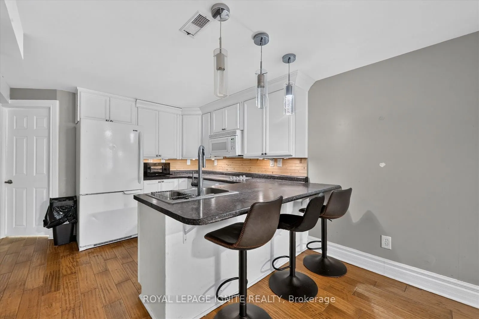 8 Vail Meadows Crescent #BSMNT