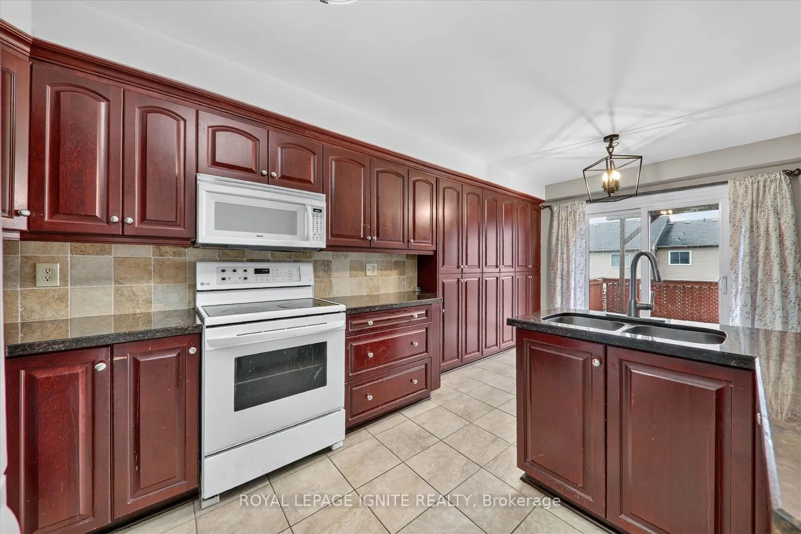 8 Vail Meadows Crescent #BSMNT