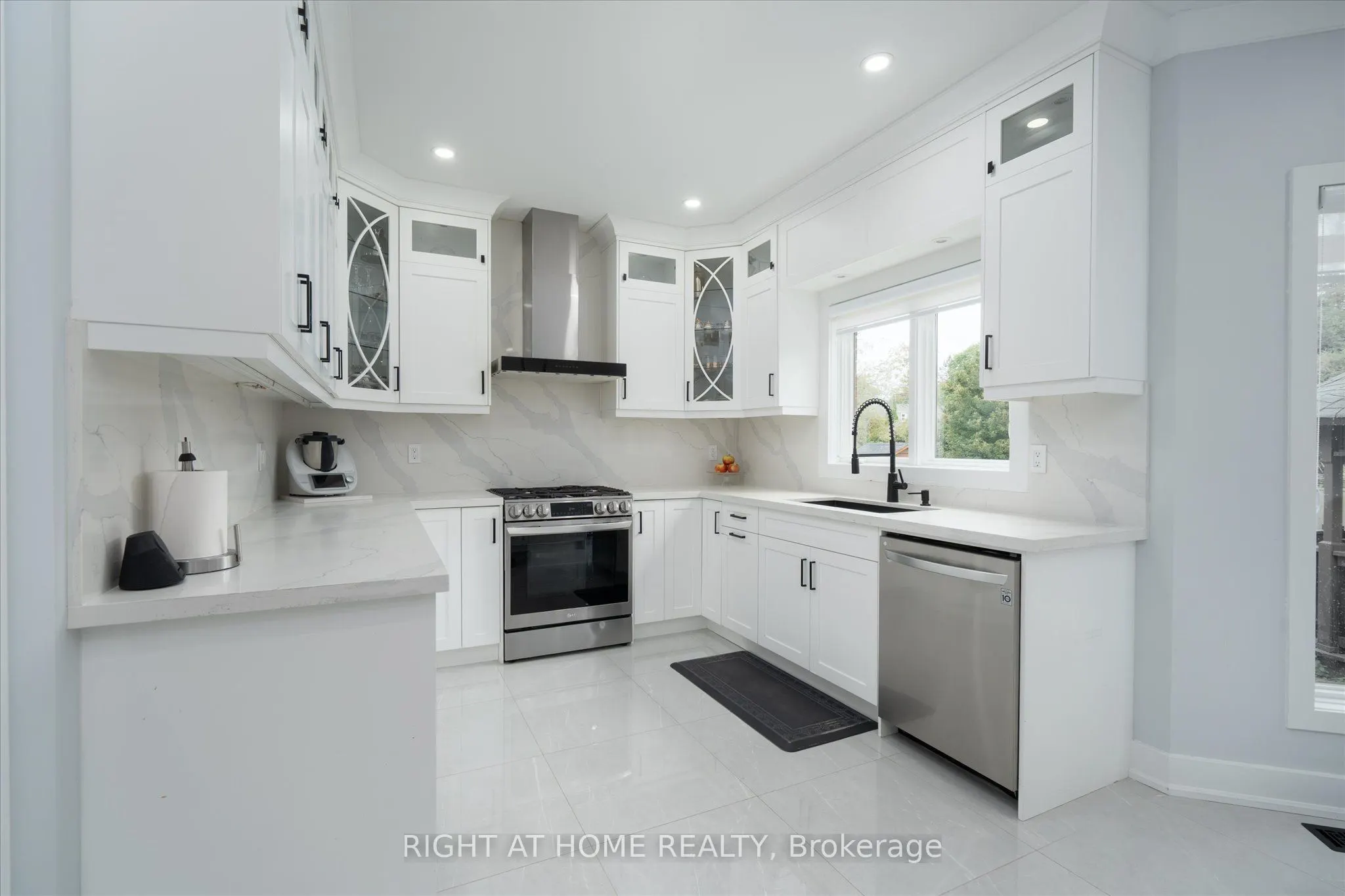 1001 Lytton Court