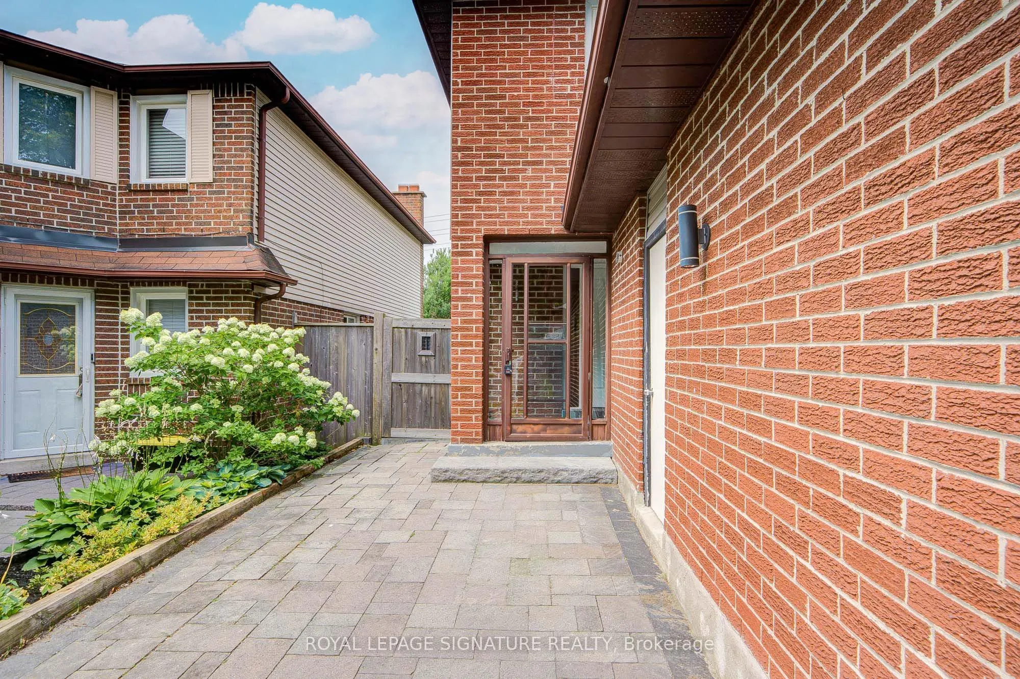 1132 Cedarcroft Crescent