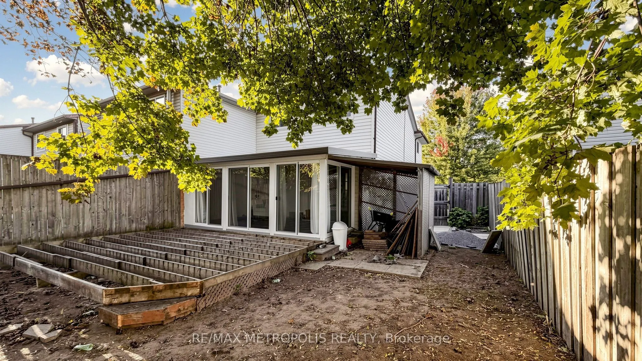 892 Gentry Crescent