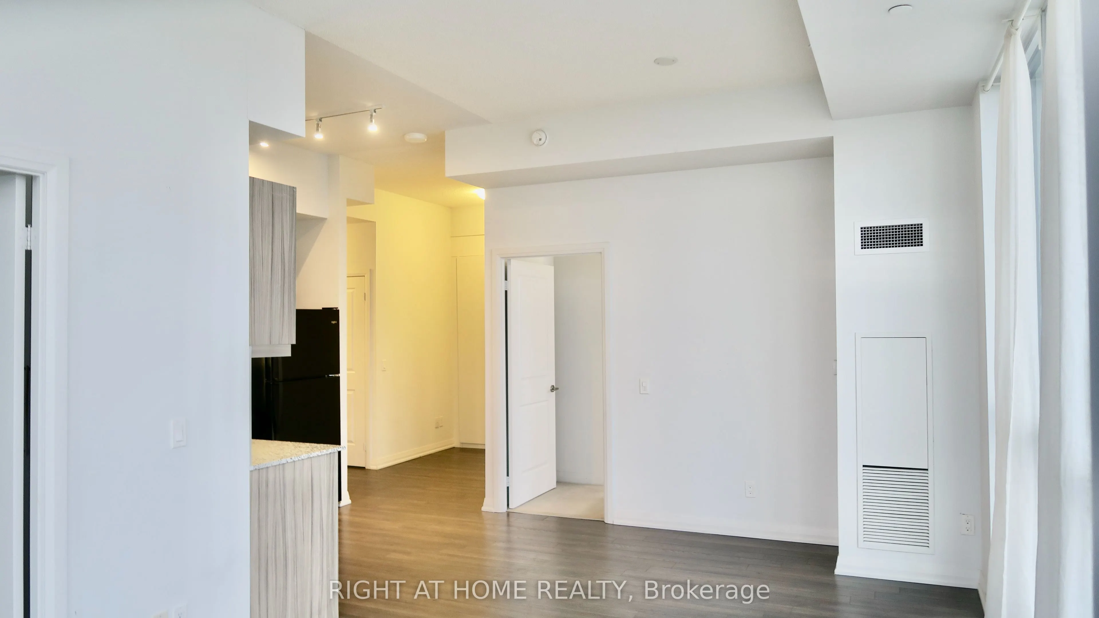 30 Meadowglen Place #2707