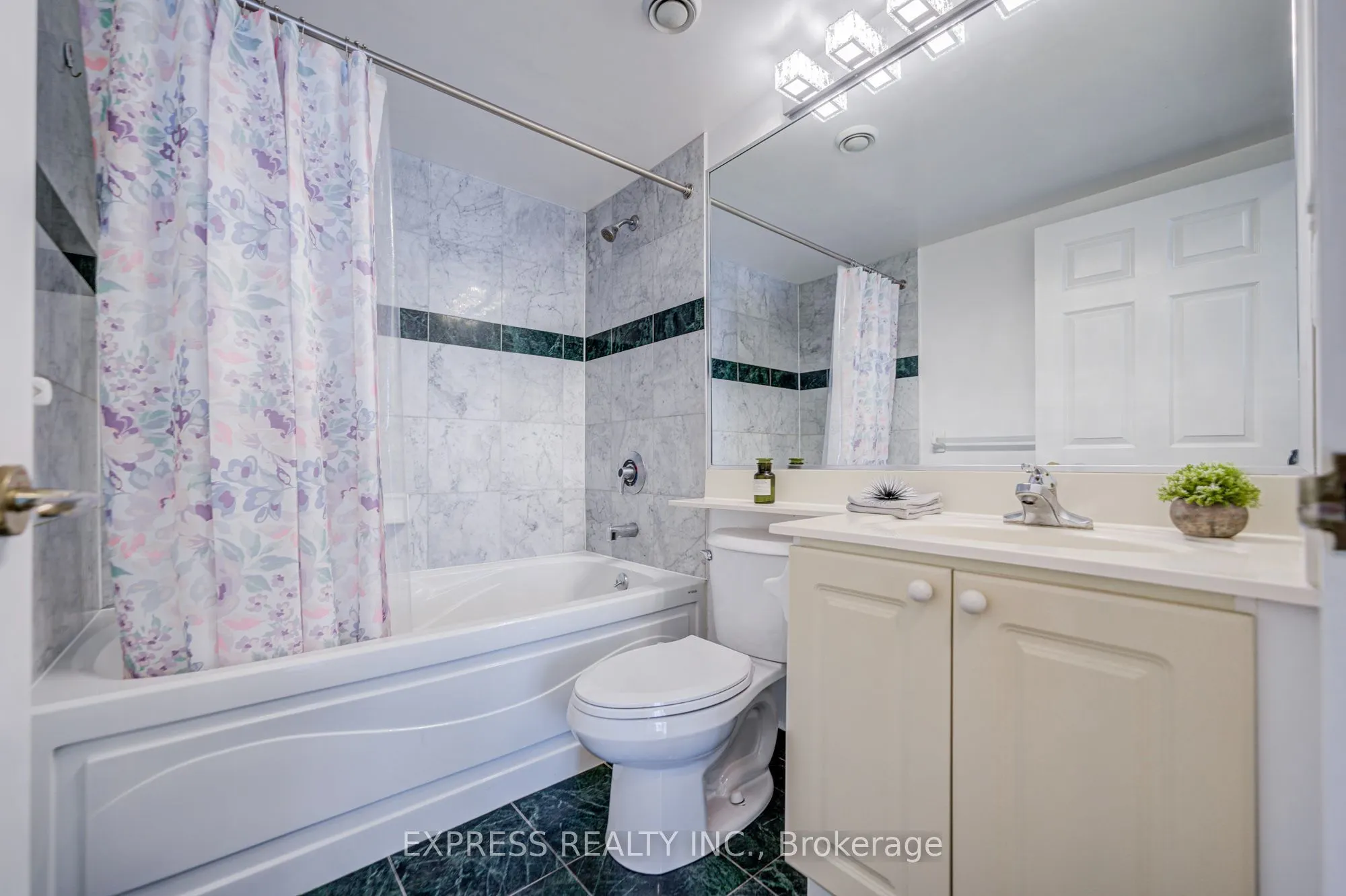 18 Lee Centre Drive #1111
